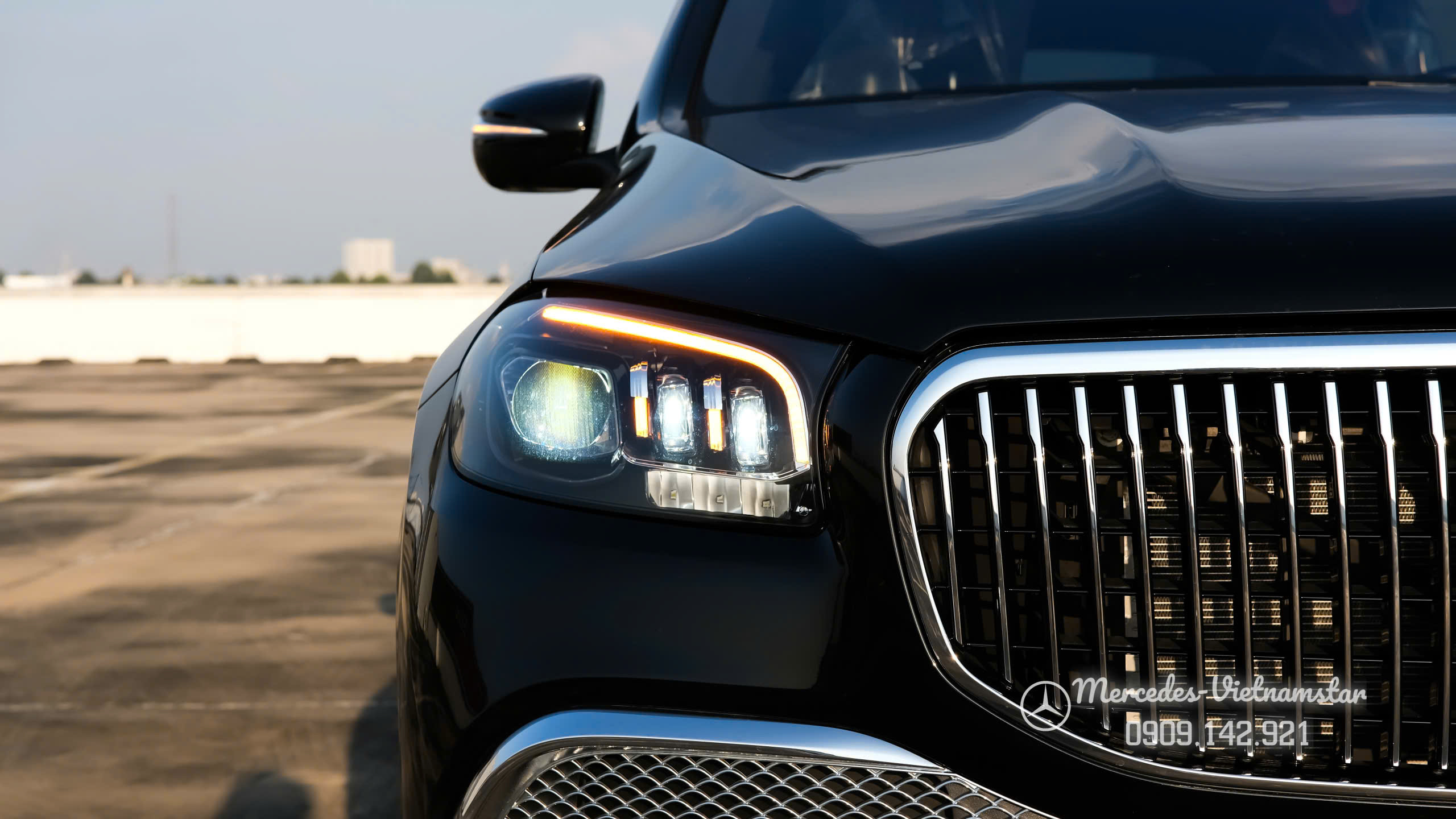 Cận cảnh đèn Multibeam trên Maybach GLS480 Màu Đen