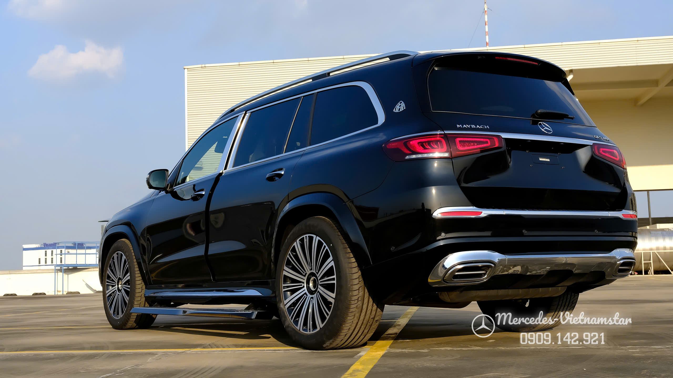 Chi tiết viền chrome cao cấp quanh thân xe Maybach GLS.