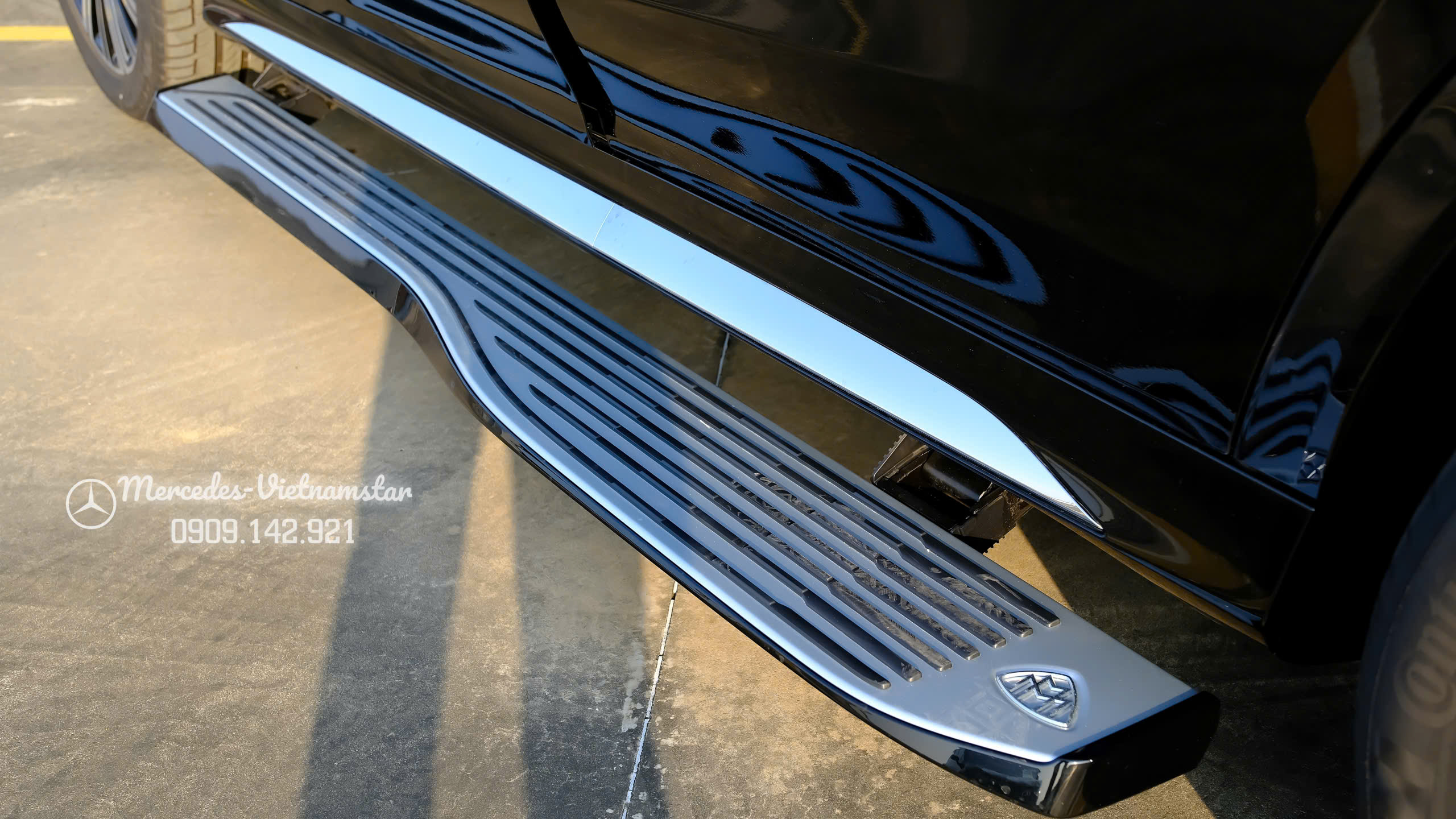Bậc lên xuống tự động với logo Maybach và đèn chiếu sáng.