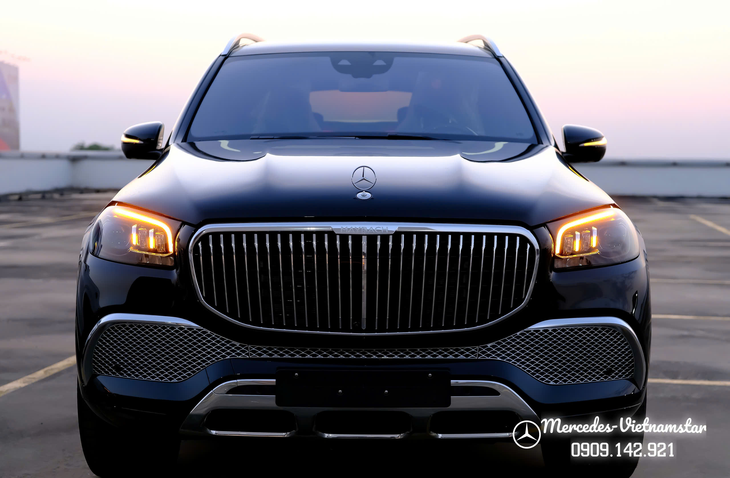 Lưới tản nhiệt đặc trưng Maybach GLS với các thanh chrome phủ bóng.