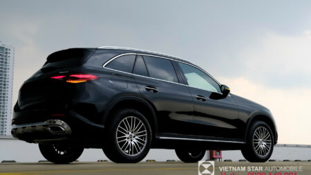 Thân xe Mercedes GLC200 màu đen dài hơn với chiều dài cơ sở 2888mm.