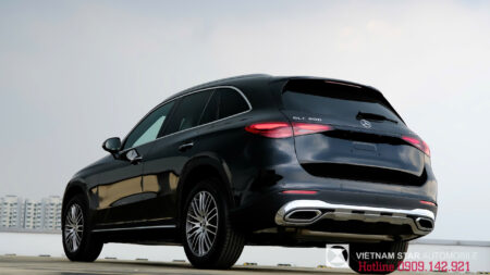 Góc nghiêng 3/4 đuôi xe Mercedes GLC 200 4Matic màu đen bóng lịch lãm.