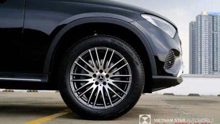 Mâm xe hợp kim 19-inch 10 chấu kép trên Mercedes GLC 200 4Matic.