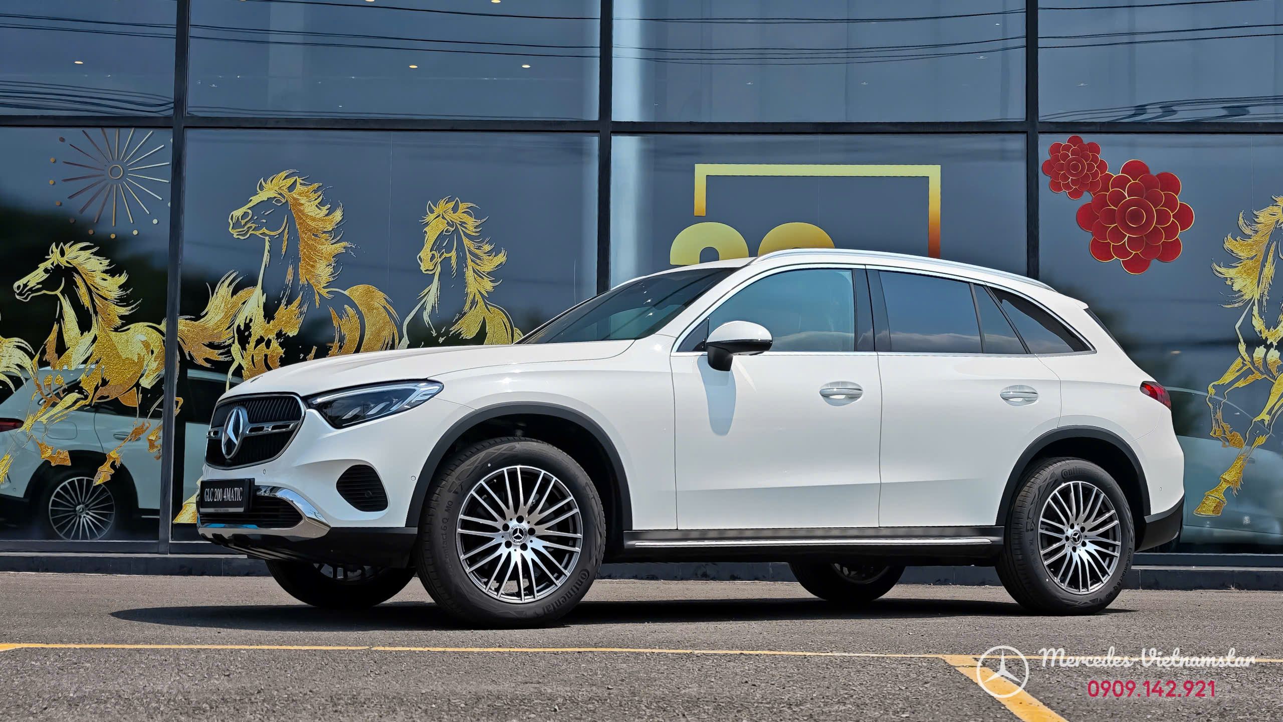 Toàn cảnh thân xe Mercedes GLC200 2026 màu trắng với đường gân dập nổi khí động học.