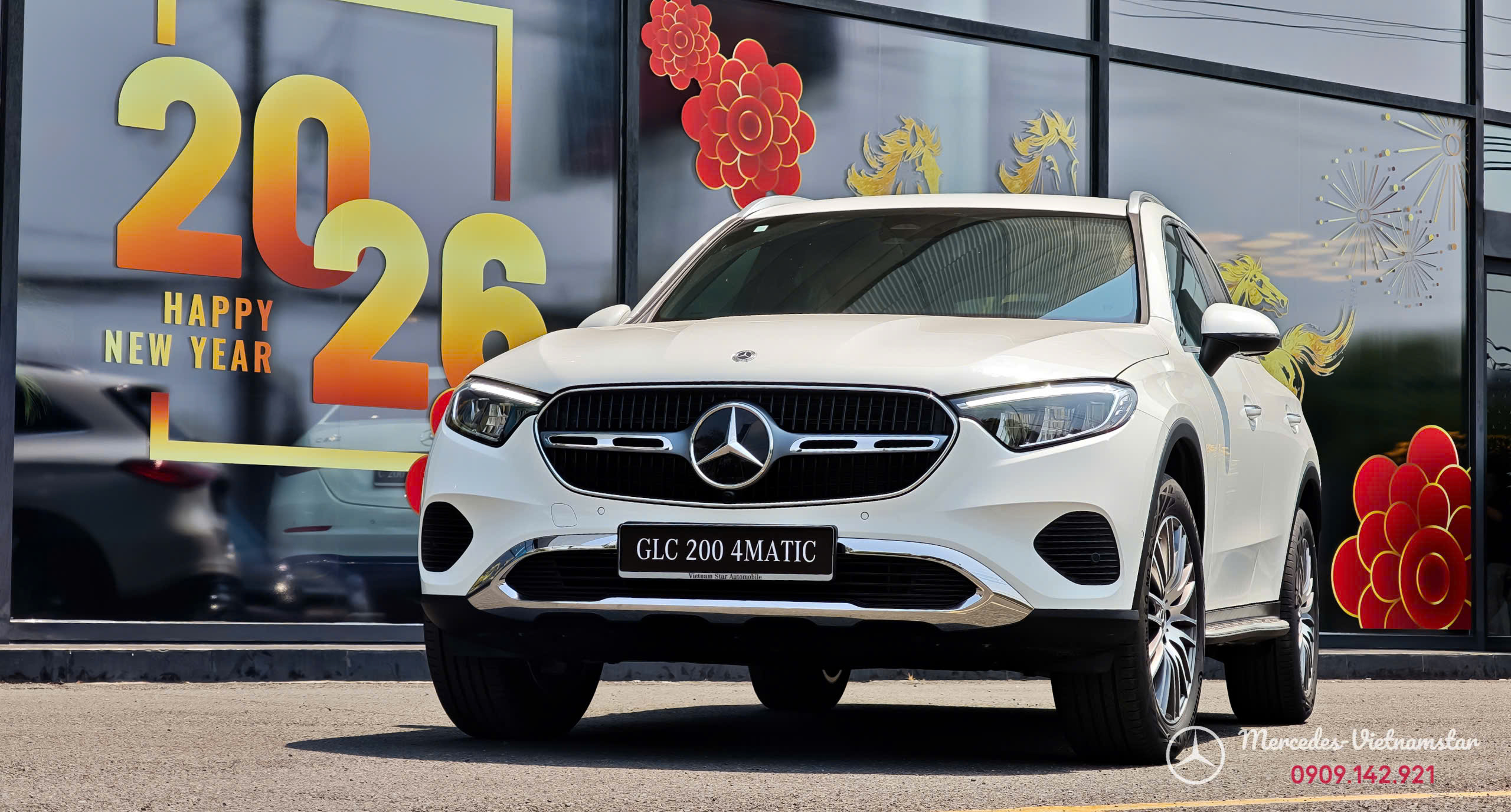 Mặt trước xe Mercedes GLC200 2026 màu trắng với lưới tản nhiệt nan chrome sang trọng.