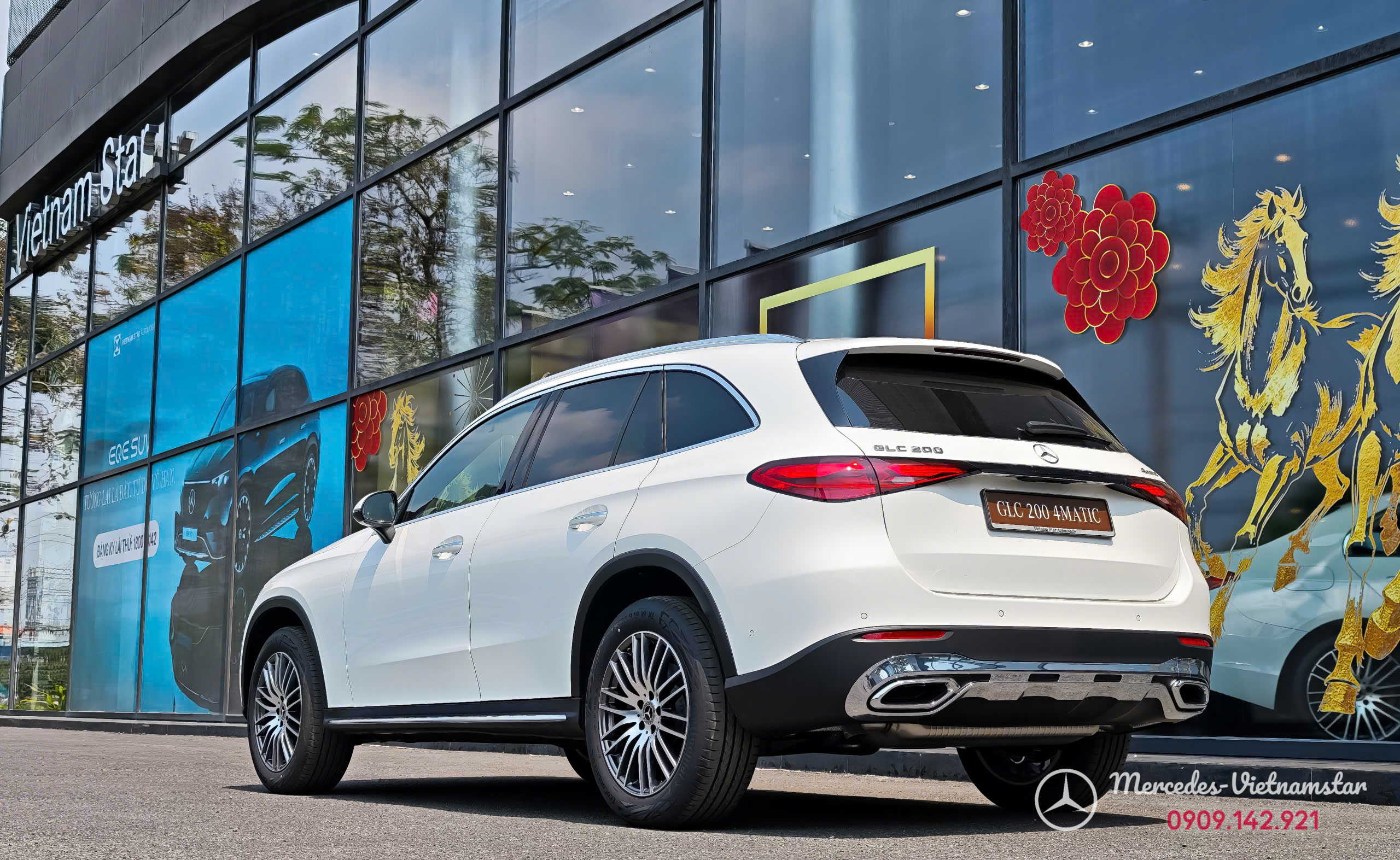 Góc nhìn trực diện Mercedes GLC200 2026 màu trắng thể hiện vẻ uy nghi, hiện đại.