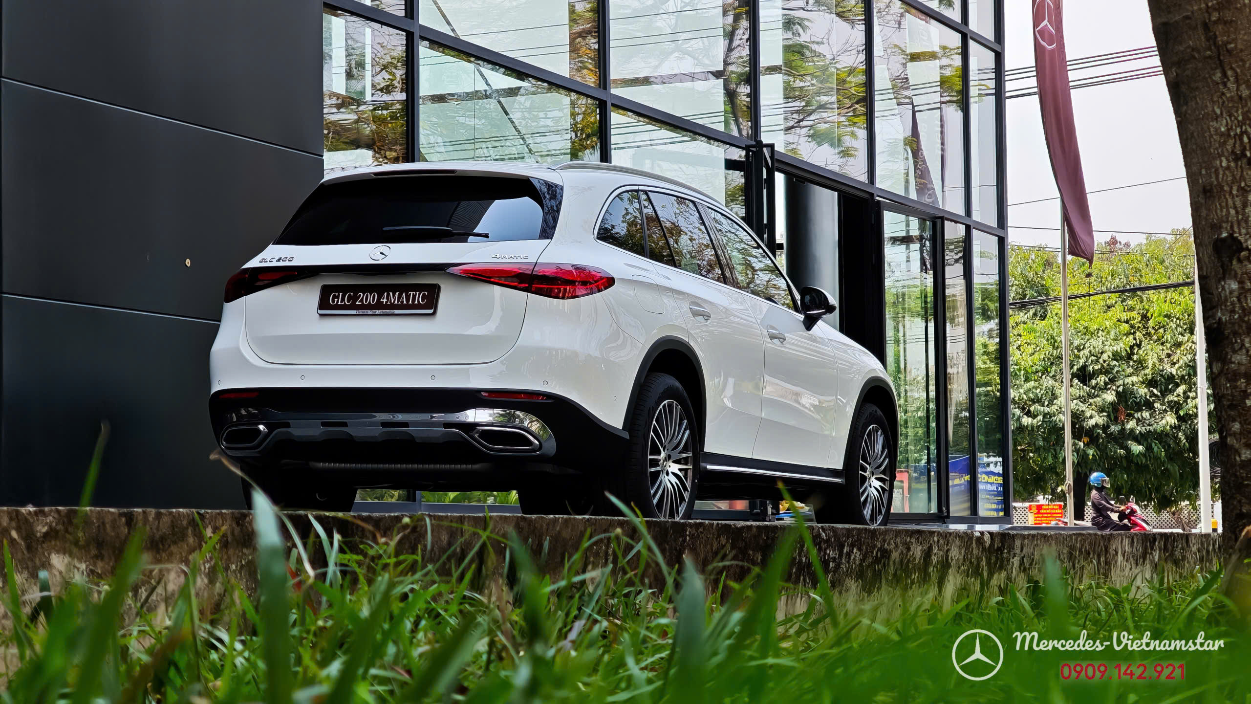 Góc chụp nghiêng 45 độ khoe trọn vóc dáng SUV của Mercedes GLC200 2026 màu trắng.