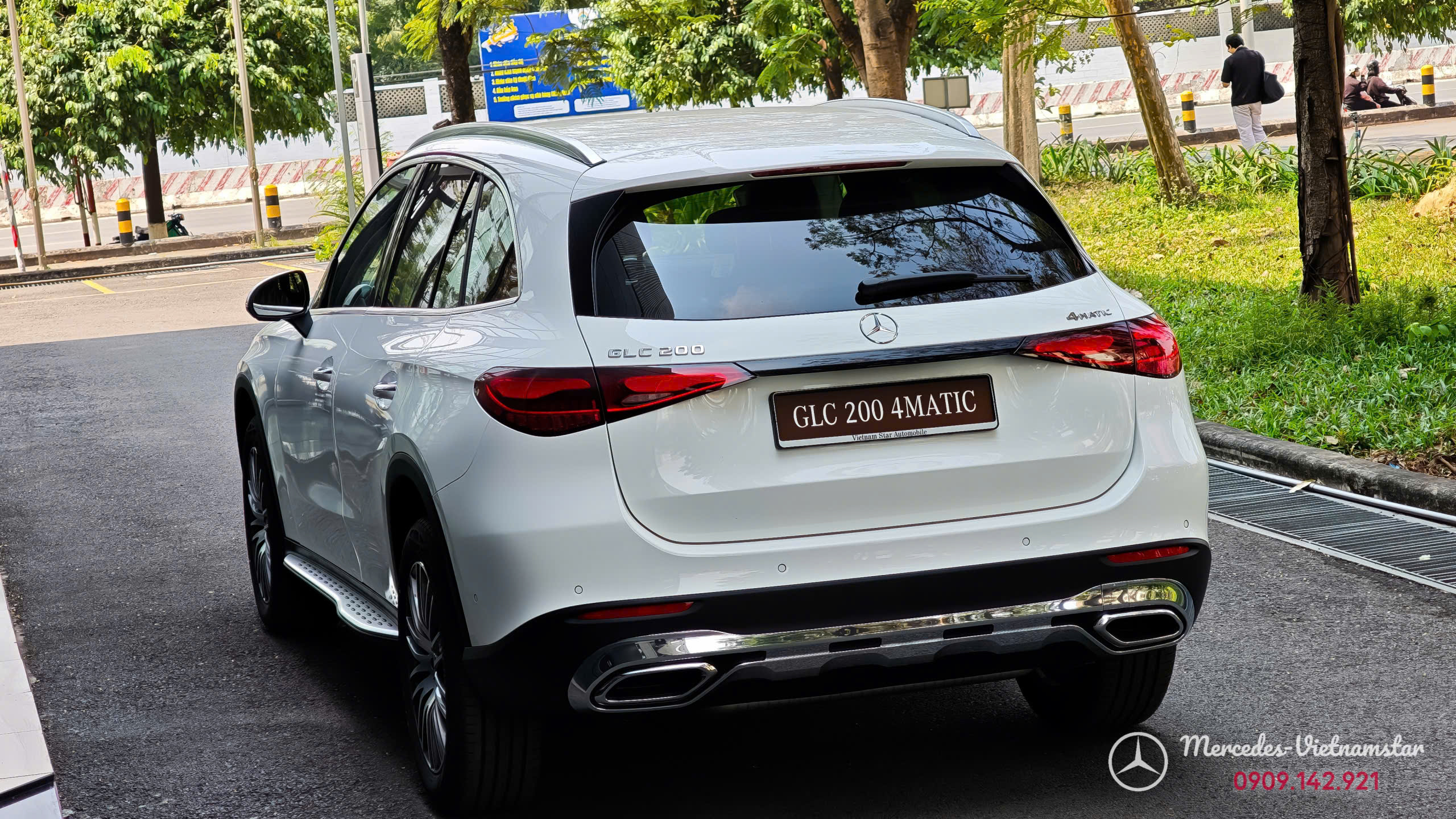 Góc chụp nghiêng 45 độ khoe trọn vóc dáng SUV của Mercedes GLC200 2026 màu trắng.