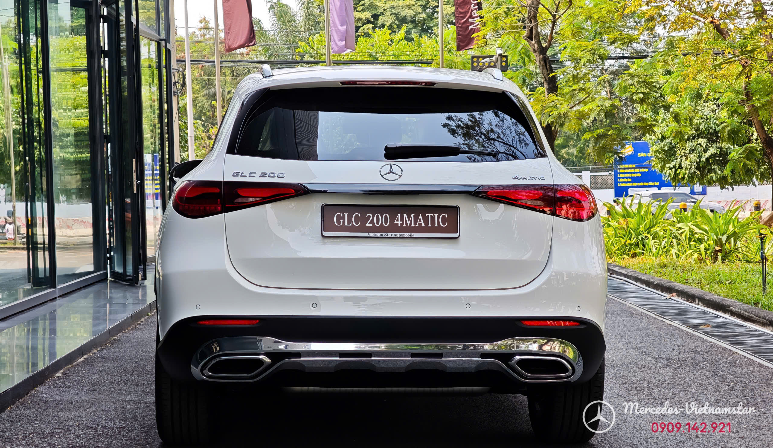 Cản sau thiết kế mới cứng cáp của Mercedes GLC200 2026 màu trắng.