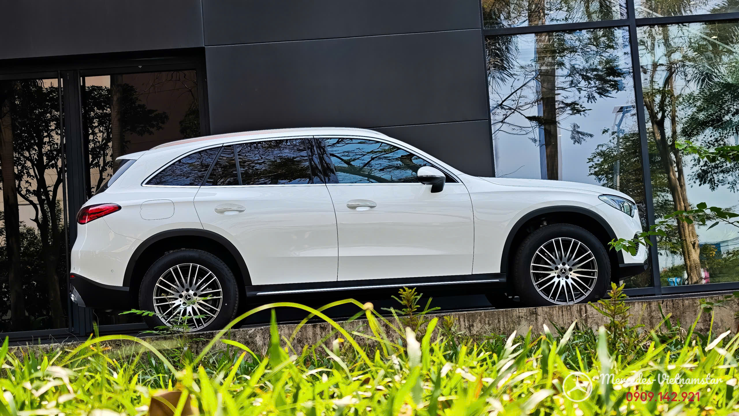 Tay nắm cửa đồng màu thân xe tạo sự liền mạch cho Mercedes GLC200.