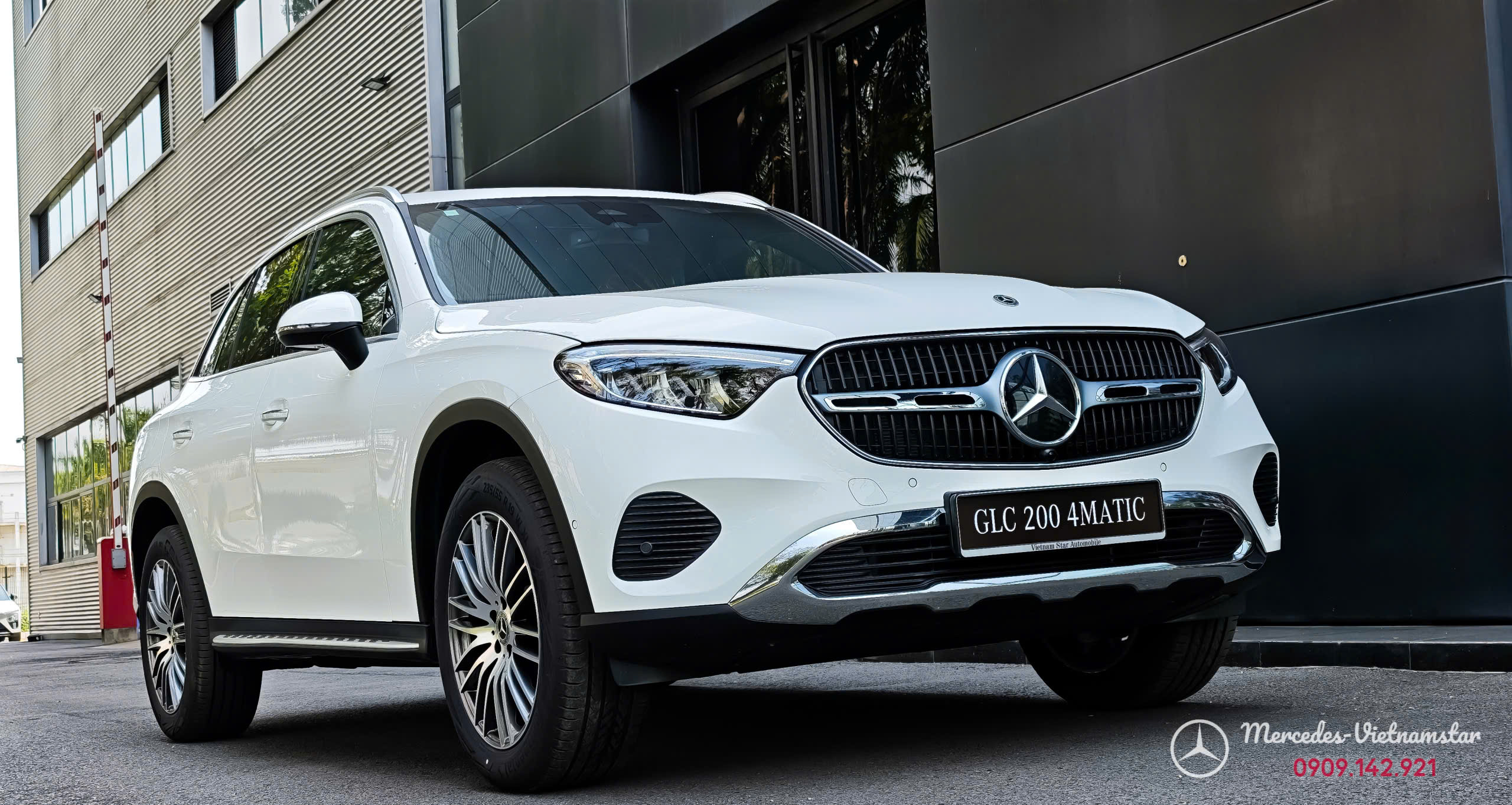 Cận cảnh cụm đèn LED High Performance trên Mercedes GLC200 thế hệ mới.