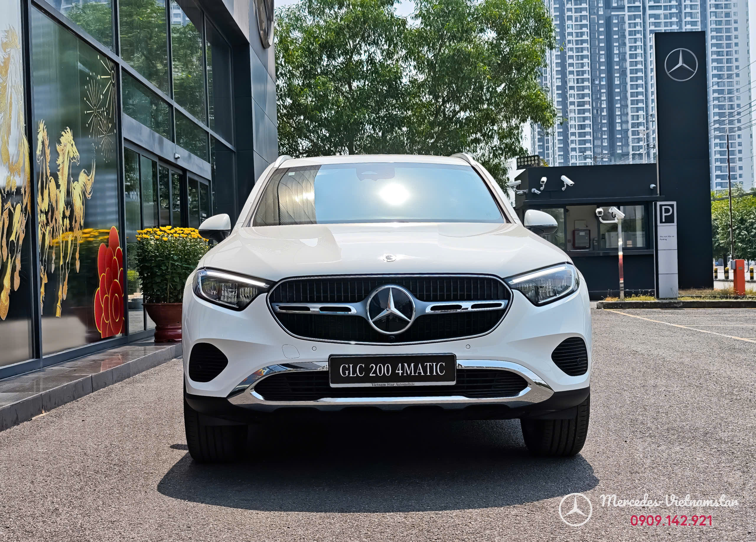 Mặt trước xe Mercedes GLC200 2026 màu trắng với lưới tản nhiệt nan chrome sang trọng.