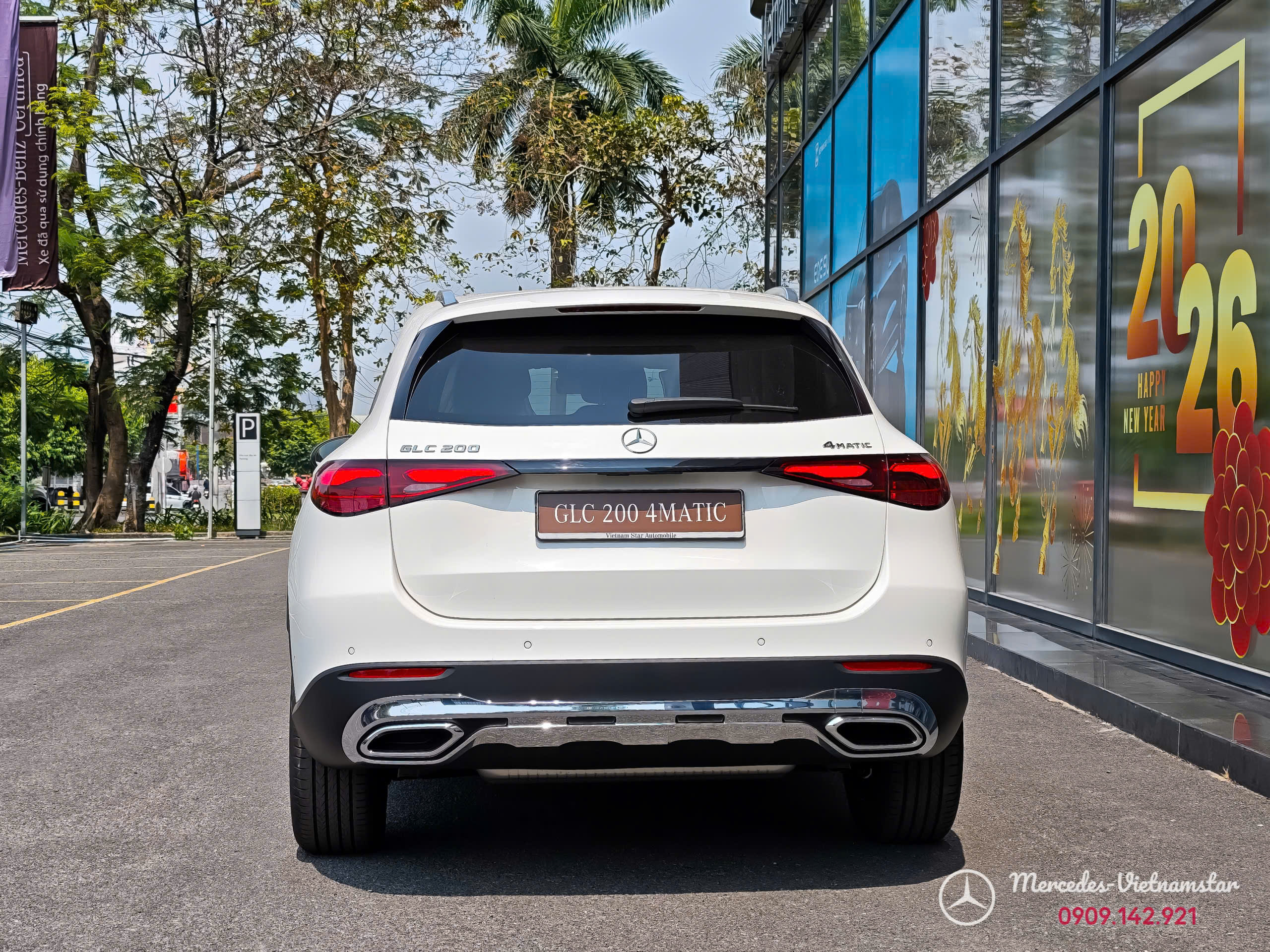 Đuôi xe Mercedes GLC200 2026 màu trắng với cụm đèn hậu LED thanh mảnh.