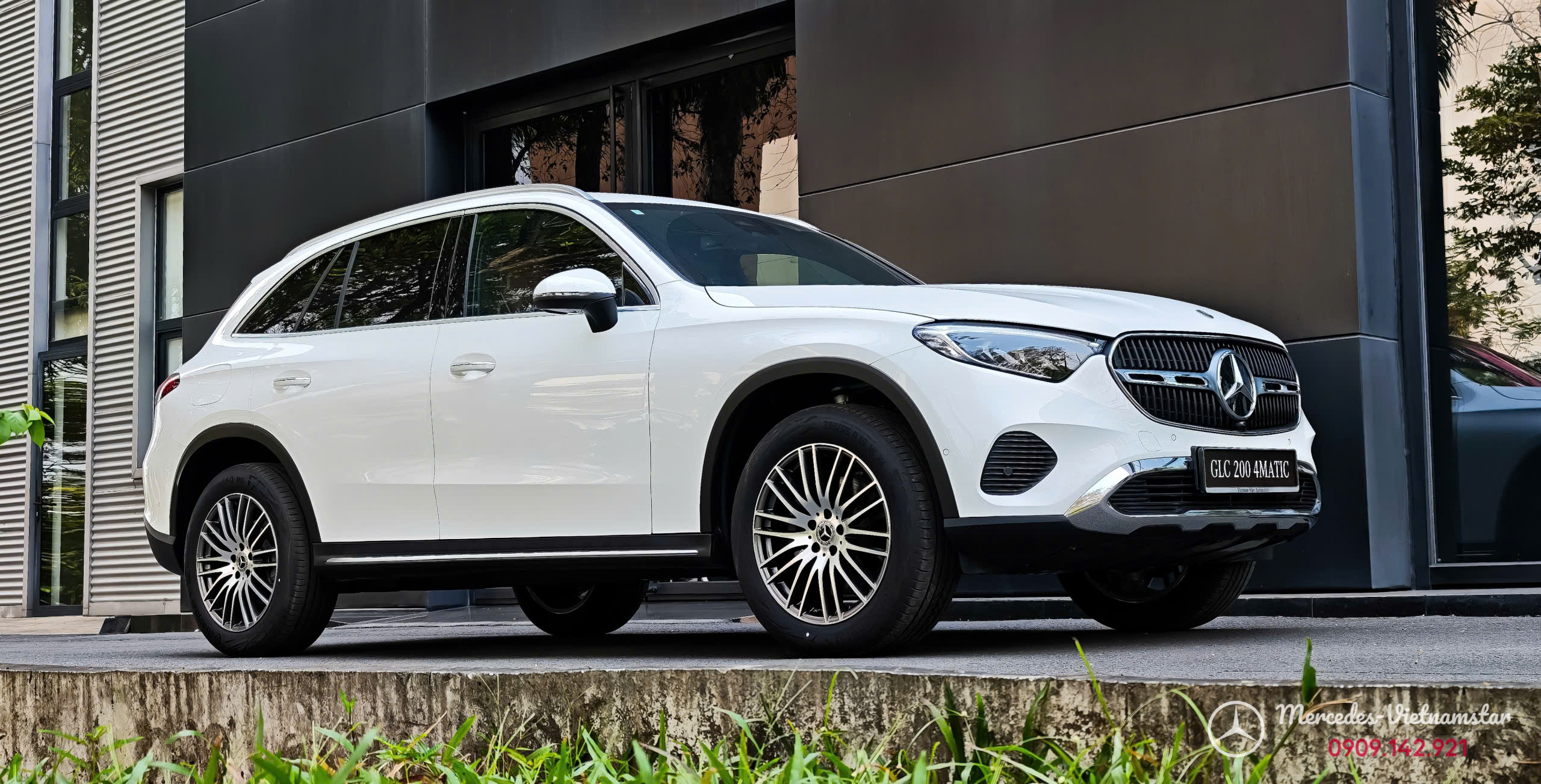 Thiết kế hốc gió thể thao hai bên đầu xe Mercedes GLC200 bản 2026.