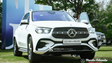 Cận cảnh lưới tản nhiệt sao rơi trên nền sơn Trắng Polar của GLE 400 e