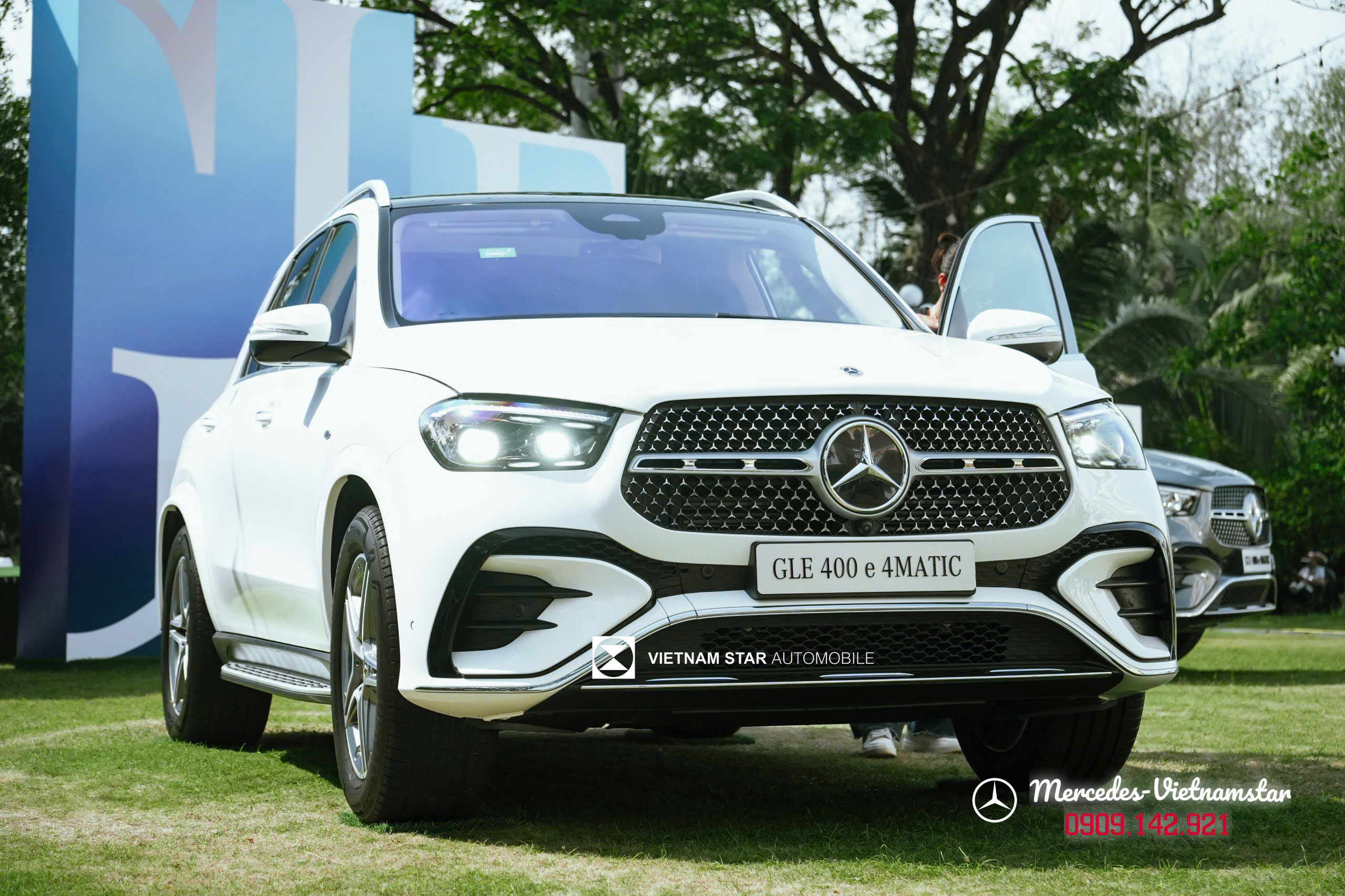 Cận cảnh lưới tản nhiệt sao rơi trên nền sơn Trắng Polar của GLE 400 e