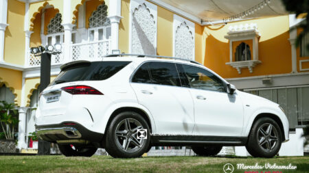 Mâm xe AMG 20 inch nổi bật trên xe Mercedes GLE 400 e màu trắng