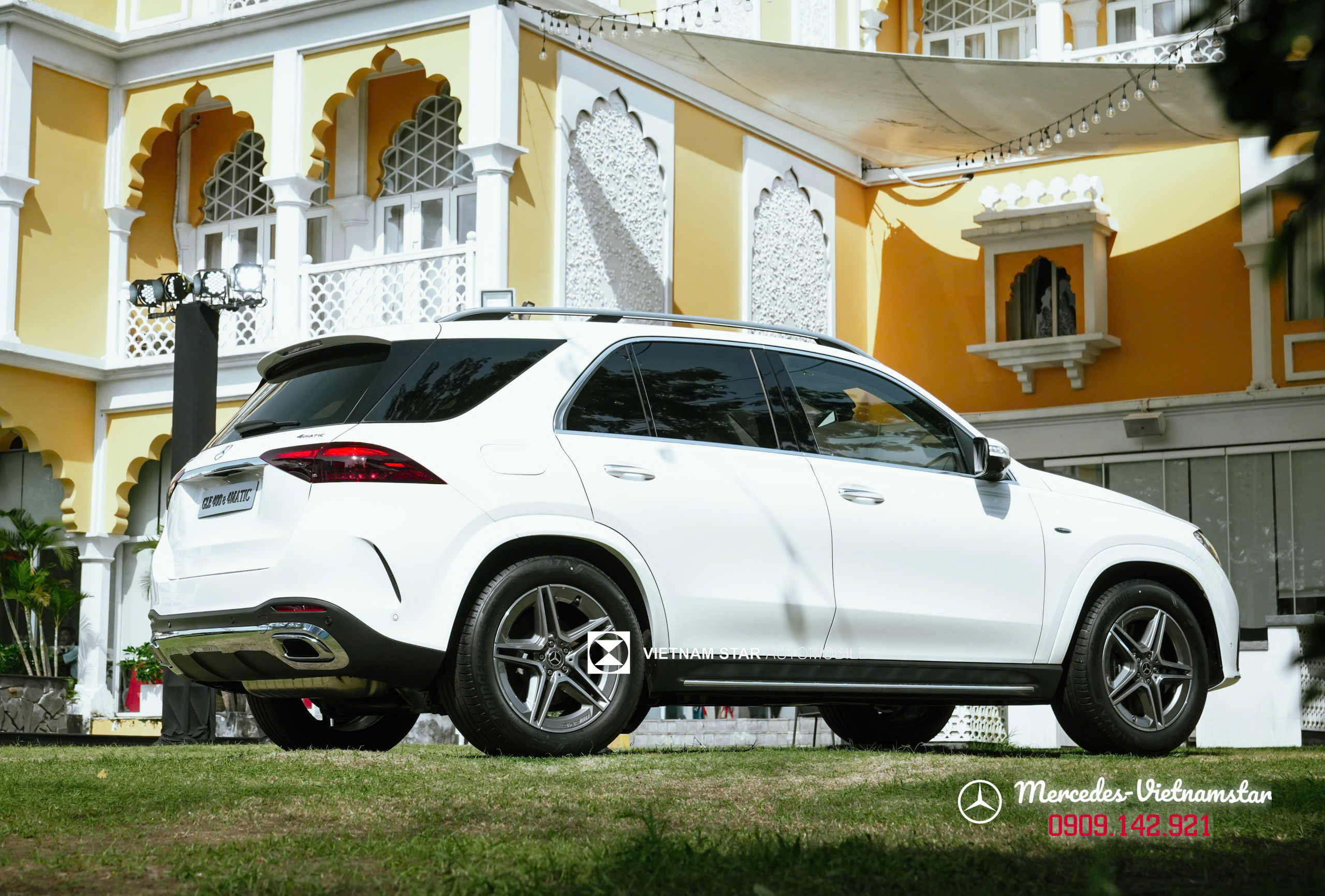 Mâm xe AMG 20 inch nổi bật trên xe Mercedes GLE 400 e màu trắng