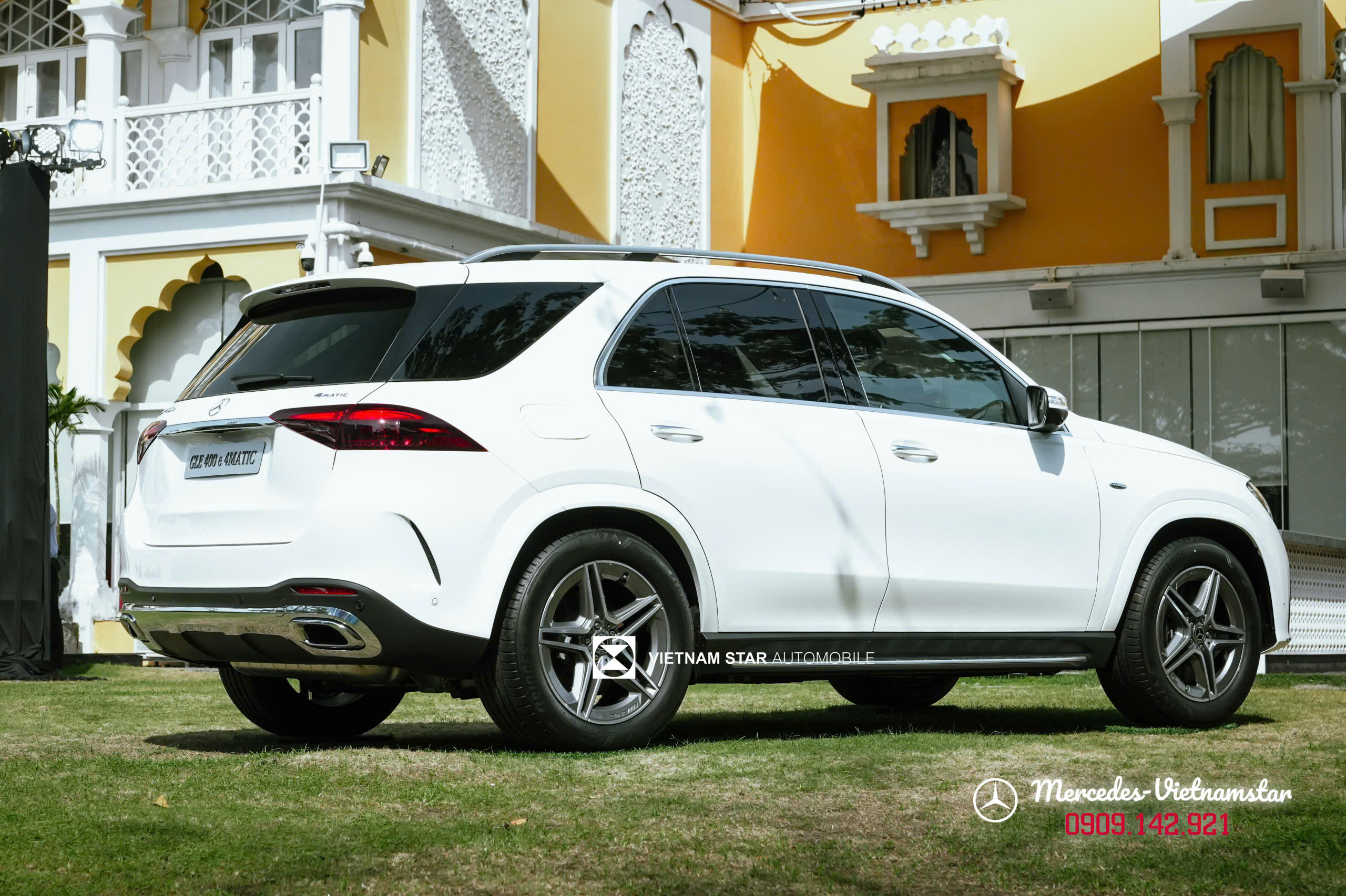Đuôi xe Mercedes GLE 400 e 4MATIC thiết kế mới với cản sau AMG thể thao