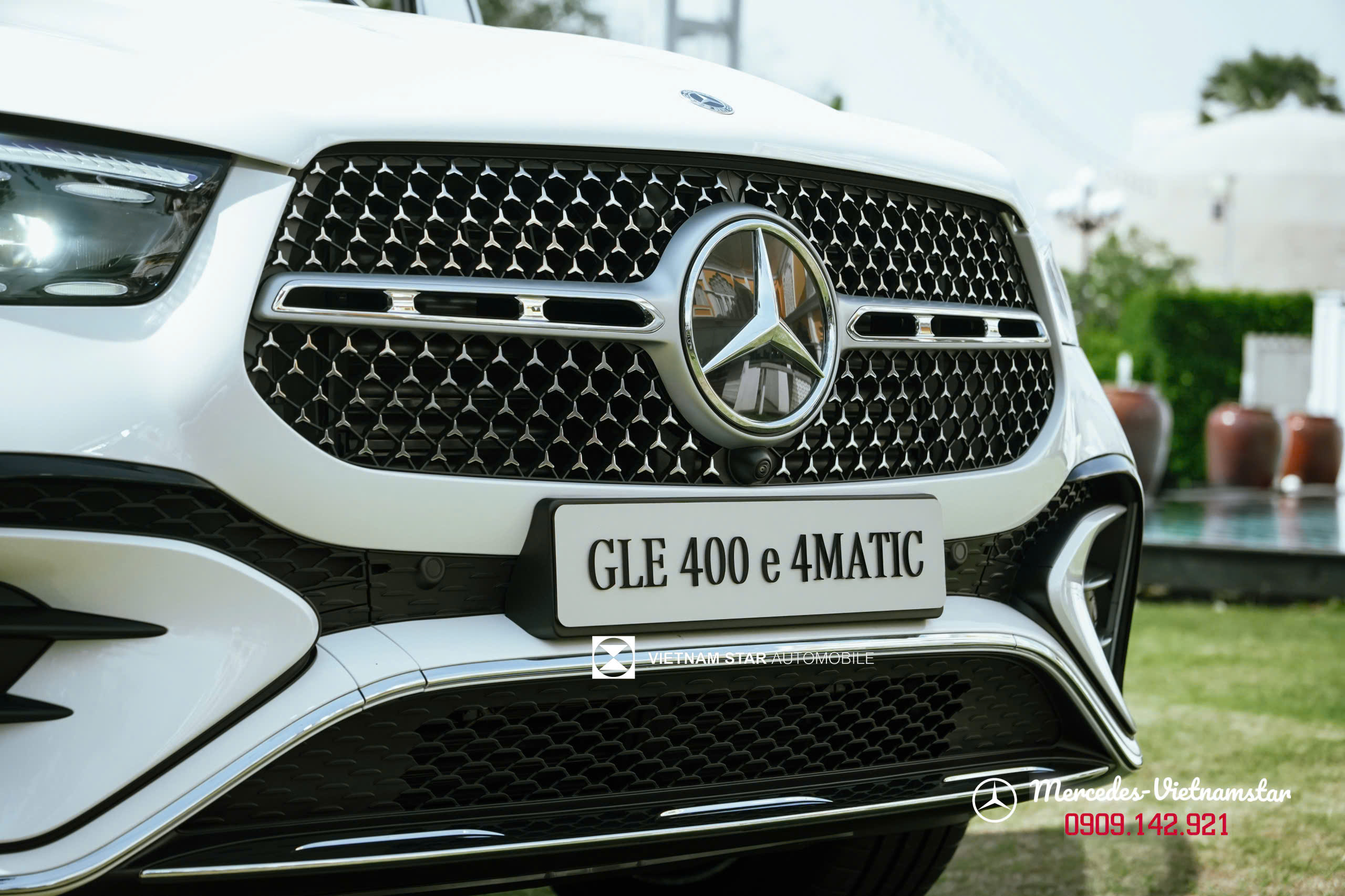 Cận cảnh đầu xe Mercedes GLE 400 e với lưới tản nhiệt ngôi sao Star Pattern