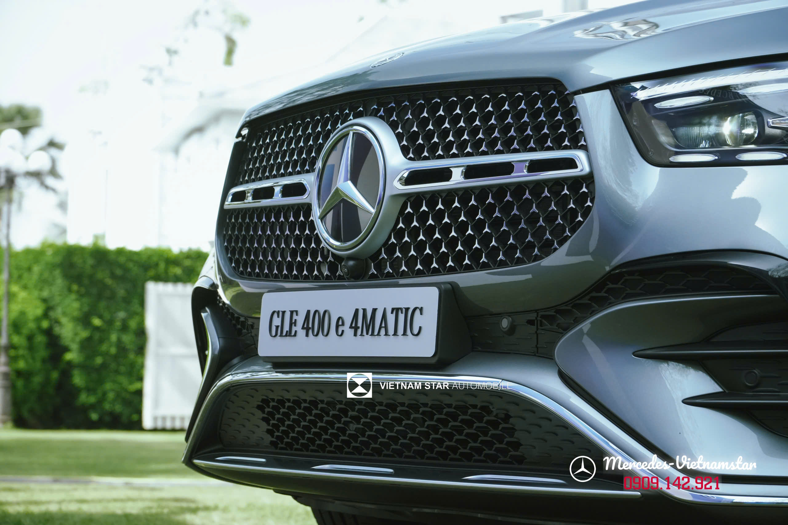 Hốc gió cản trước AMG viền chrome trên xe GLE 400 e màu xám