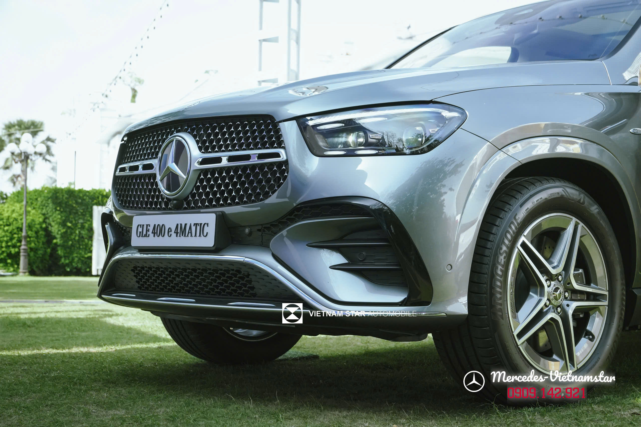 Mercedes GLE 400 e AMG Line màu Xám Selenite nhìn từ góc nghiêng