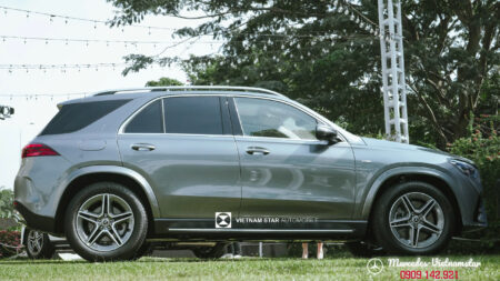 Bậc lên xuống ốp nhôm nổi bật trên nền xe GLE 400 e màu xám