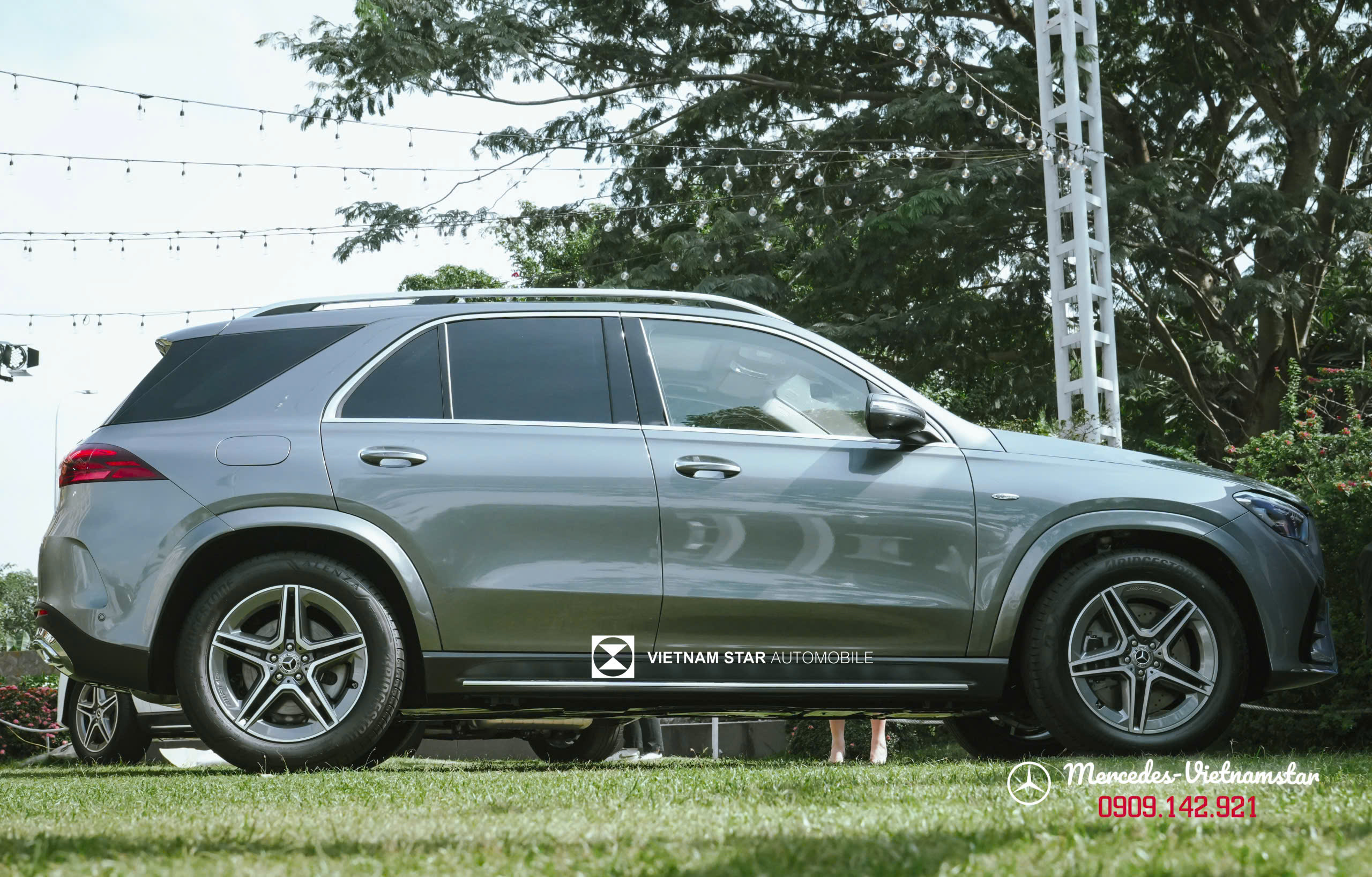 Bậc lên xuống ốp nhôm nổi bật trên nền xe GLE 400 e màu xám