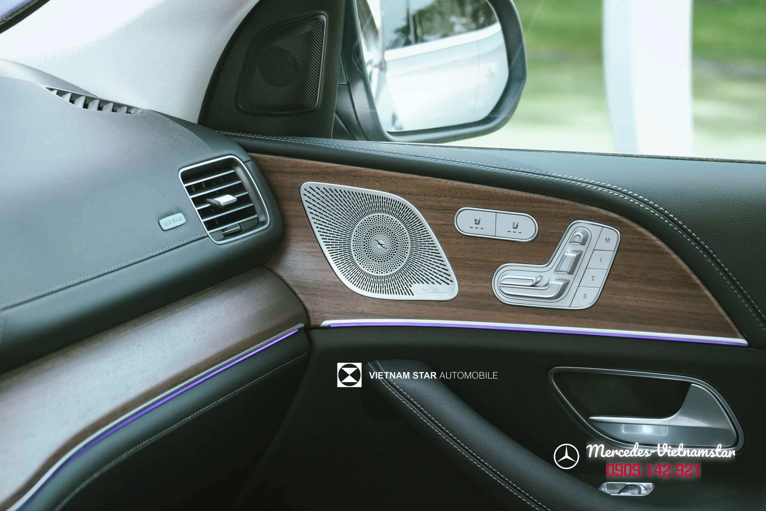 Cận cảnh màng loa Burmester kim loại tinh xảo trên cánh cửa GLE 400 e