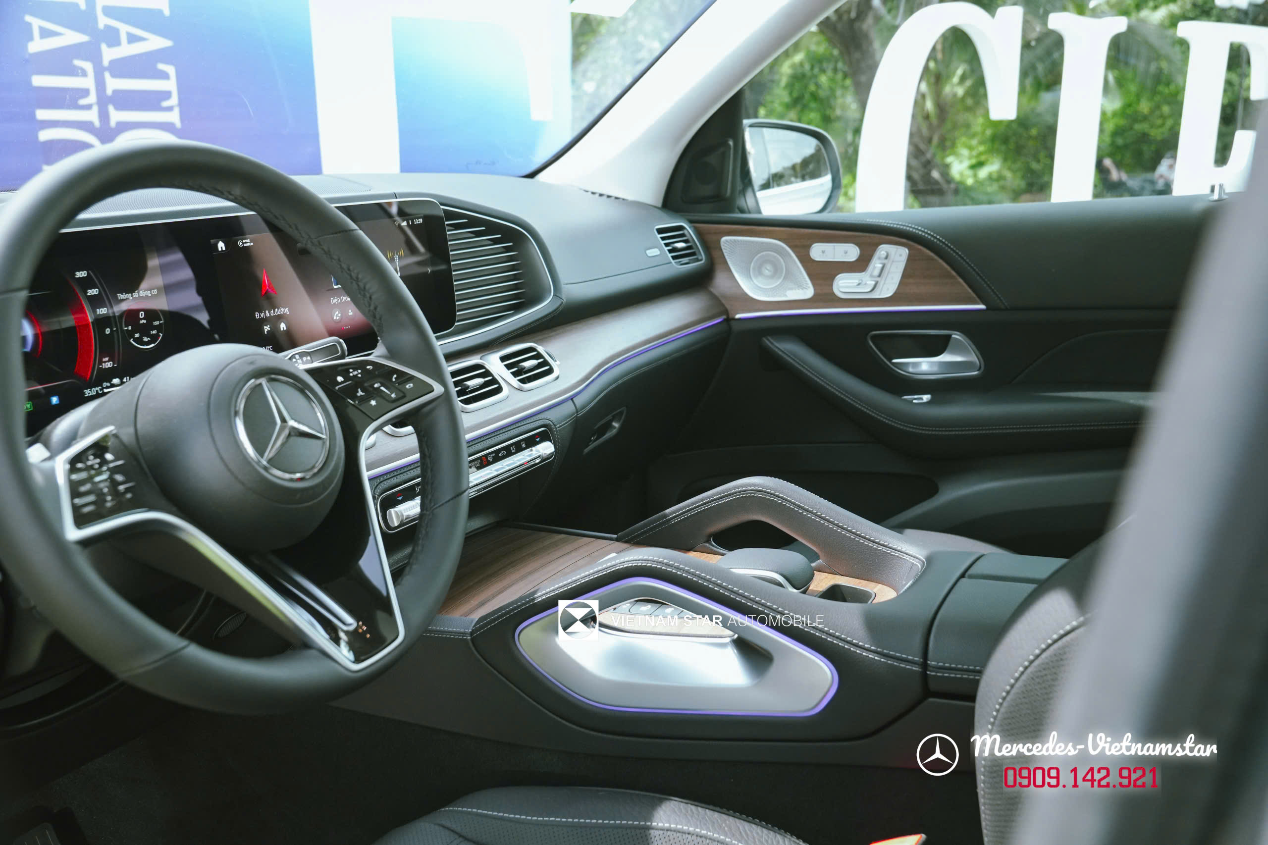 Khoang nội thất Mercedes GLE 400 e bọc da Nappa và ốp gỗ Walnut
