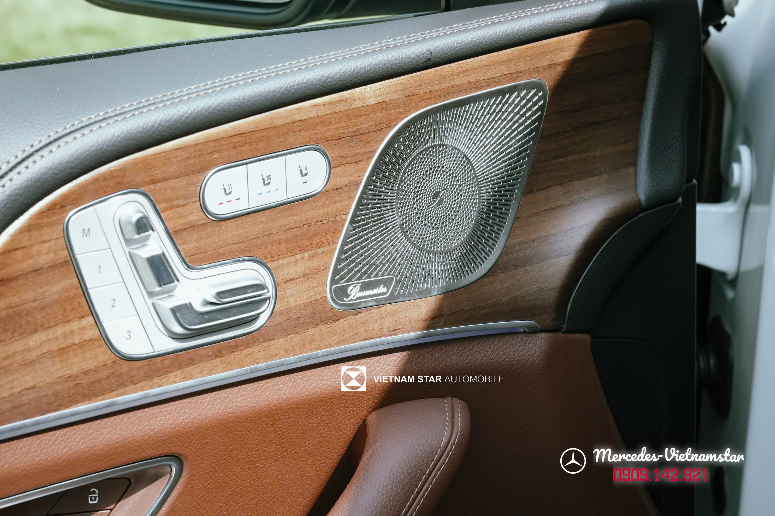 Hệ thống âm thanh Burmester 13 loa cao cấp trên cánh cửa xe GLE 400 e