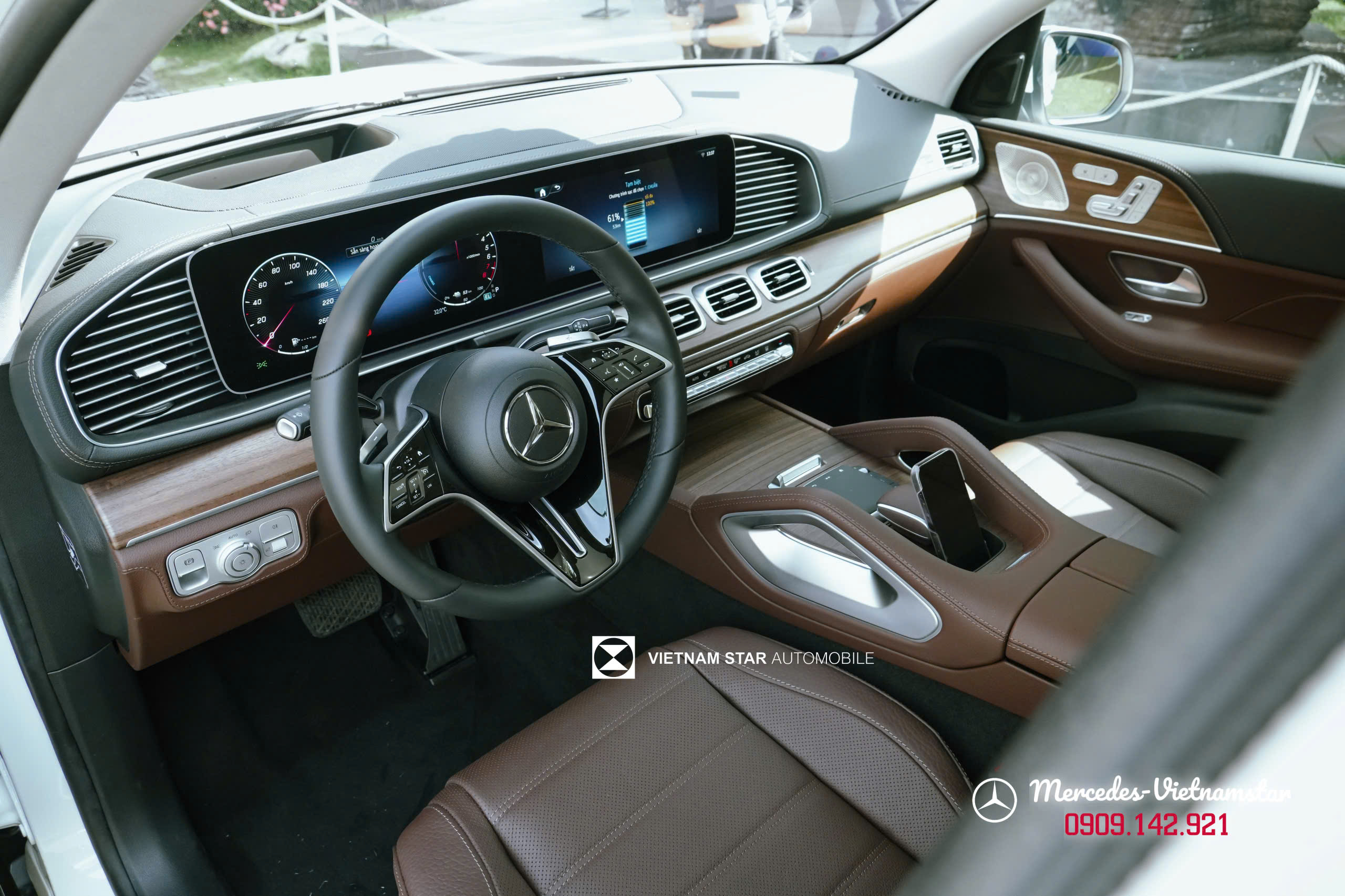 Khoang nội thất Mercedes GLE 400 e bọc da Nappa và ốp gỗ Walnut