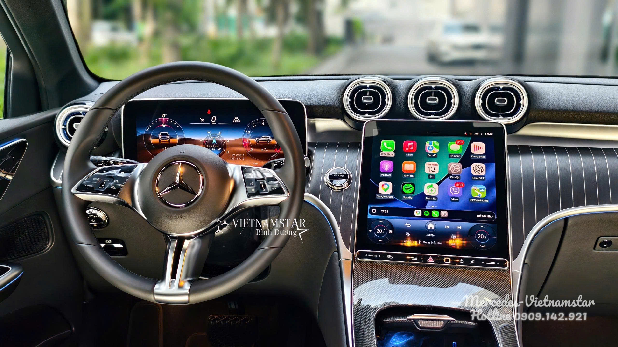 Vô lăng thiết kế hiện đại cùng màn hình kỹ thuật số hiện đại trên GLC200 4Matic