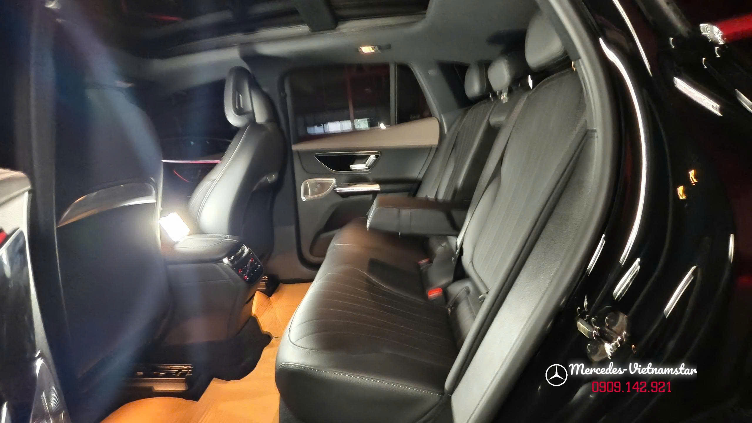 Hàng ghế 2 của Mercedes EQE500 SUV