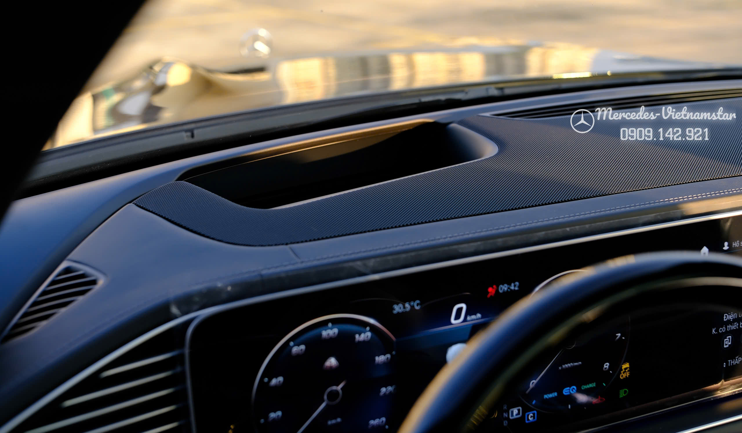 Maybach GLS 480 hiển thị thông tin trên kính chắn gió (Head-up Display) rõ nét.