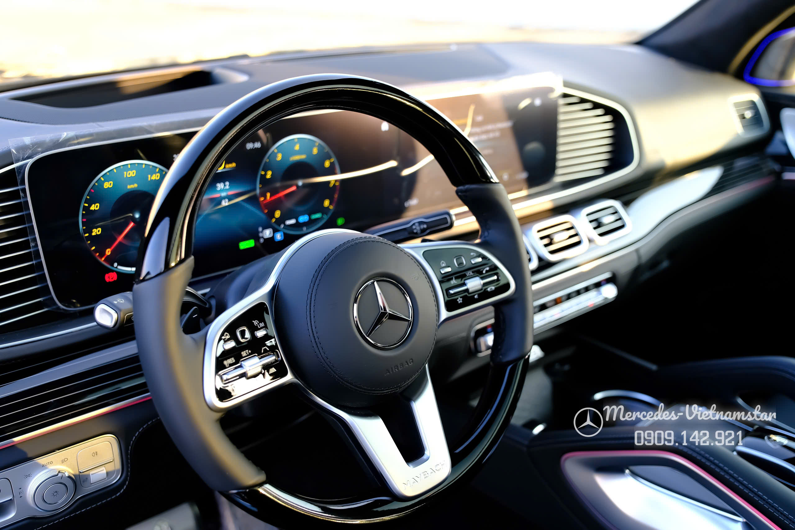 Vô lăng bọc da Nappa/ốp gỗ cao cấp với ký hiệu “MAYBACH”.