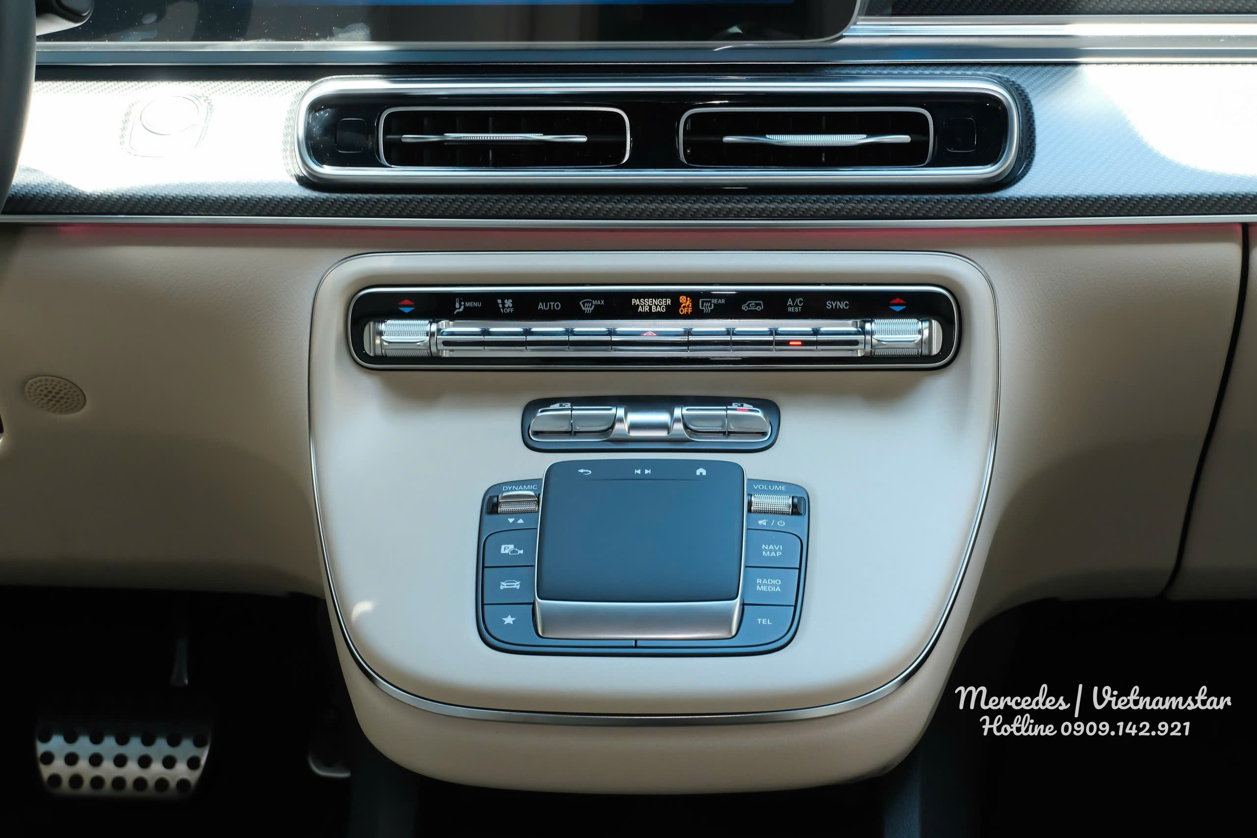 Cụm điều khiển trên V300 AMG nội thất màu Kem