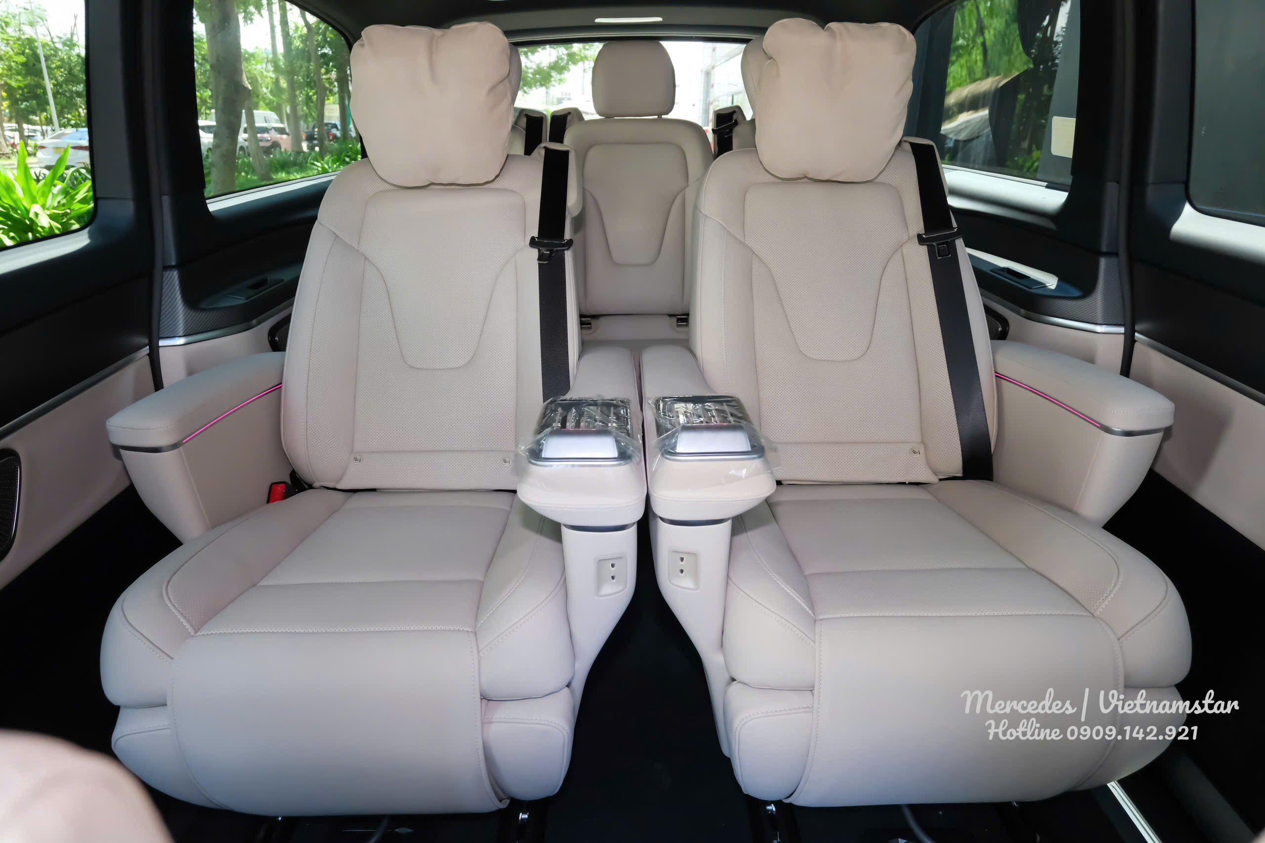 Khoang hành khách Vip trên V300 AMG màu Be vô cùng sang trọng