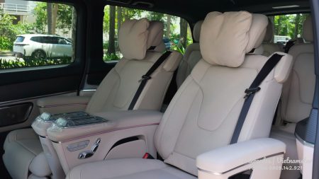 Tựa đầu êm ái giúp chủ nhân tận hưởng không gian êm ái trên V300 AMG