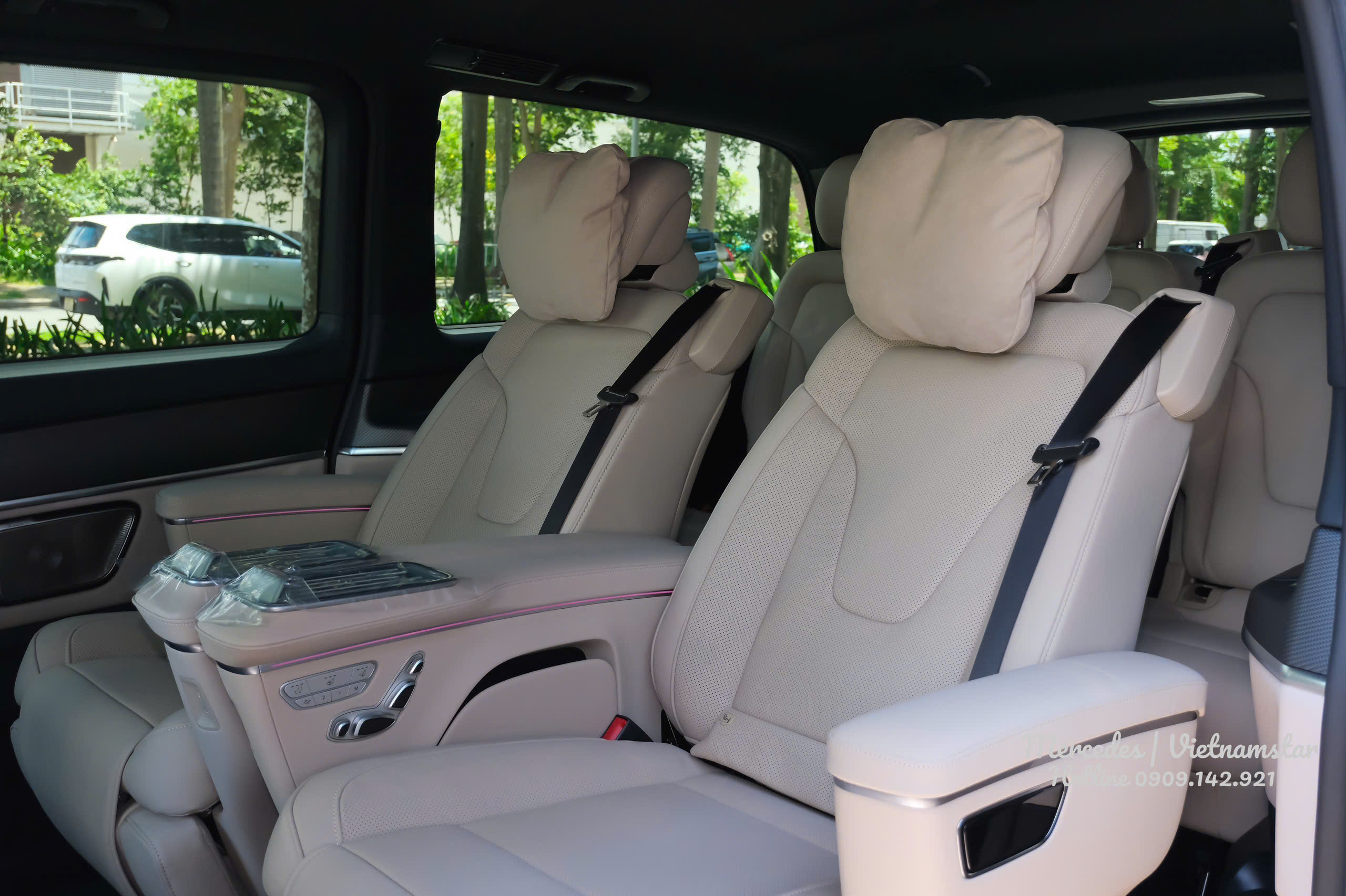 Tựa đầu êm ái giúp chủ nhân tận hưởng không gian êm ái trên V300 AMG