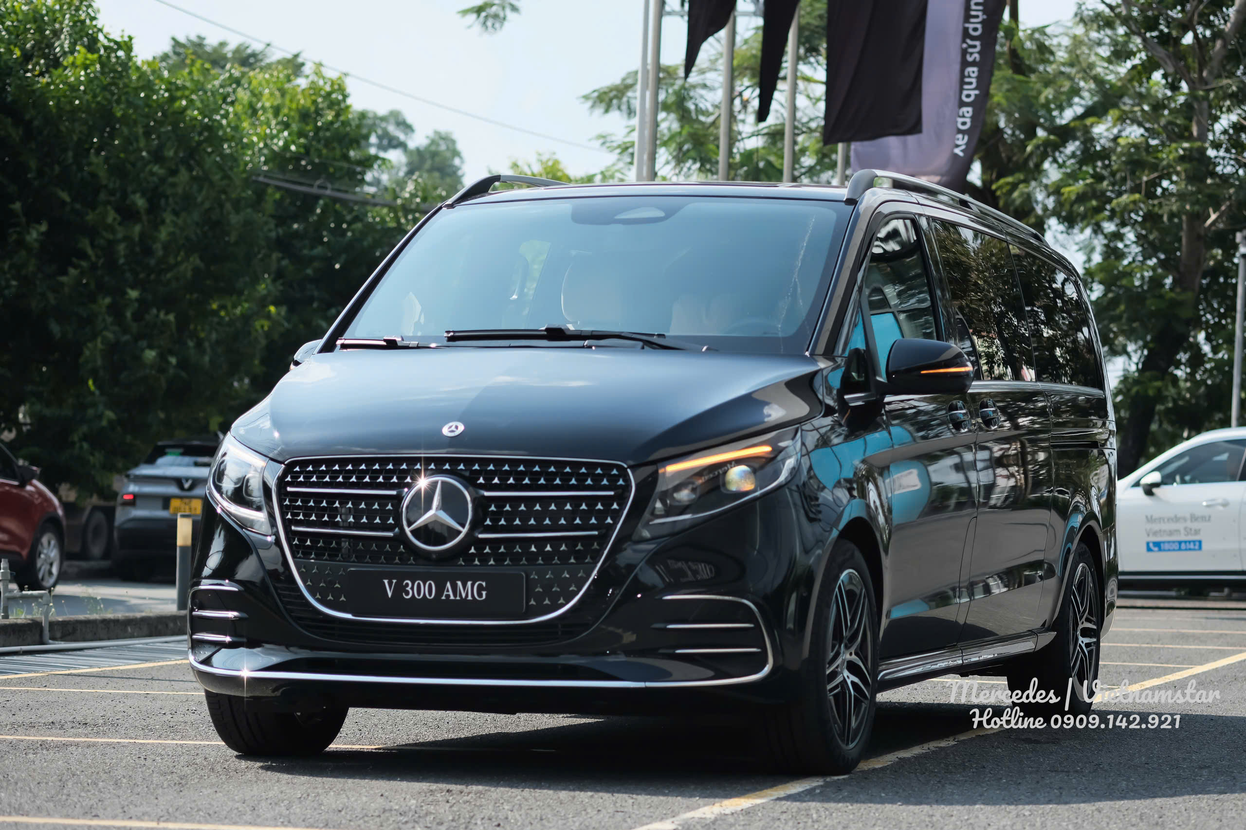 Hình ảnh V300 AMG màu Đen quyền lực