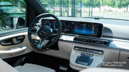 Màn hình và các phím chức năng tập trung vào người lái trên V300 AMG