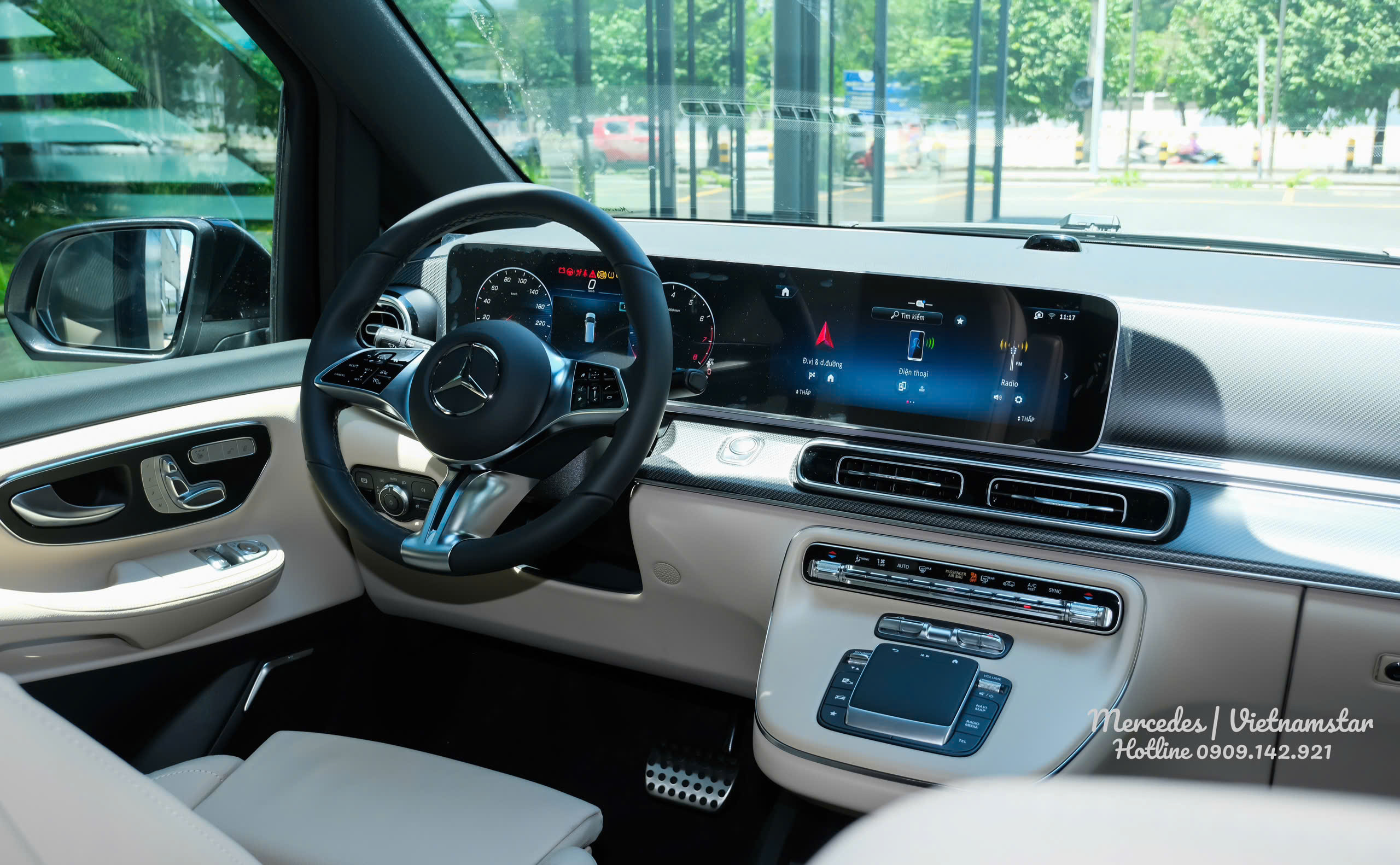 Màn hình và các phím chức năng tập trung vào người lái trên V300 AMG