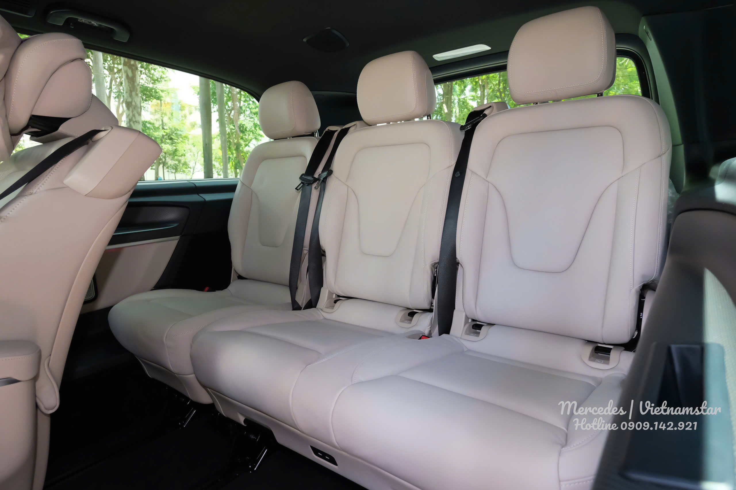 Hàng ghế thứ 3 rộng rãi trên xe V300 AMG nội thất màu Kem