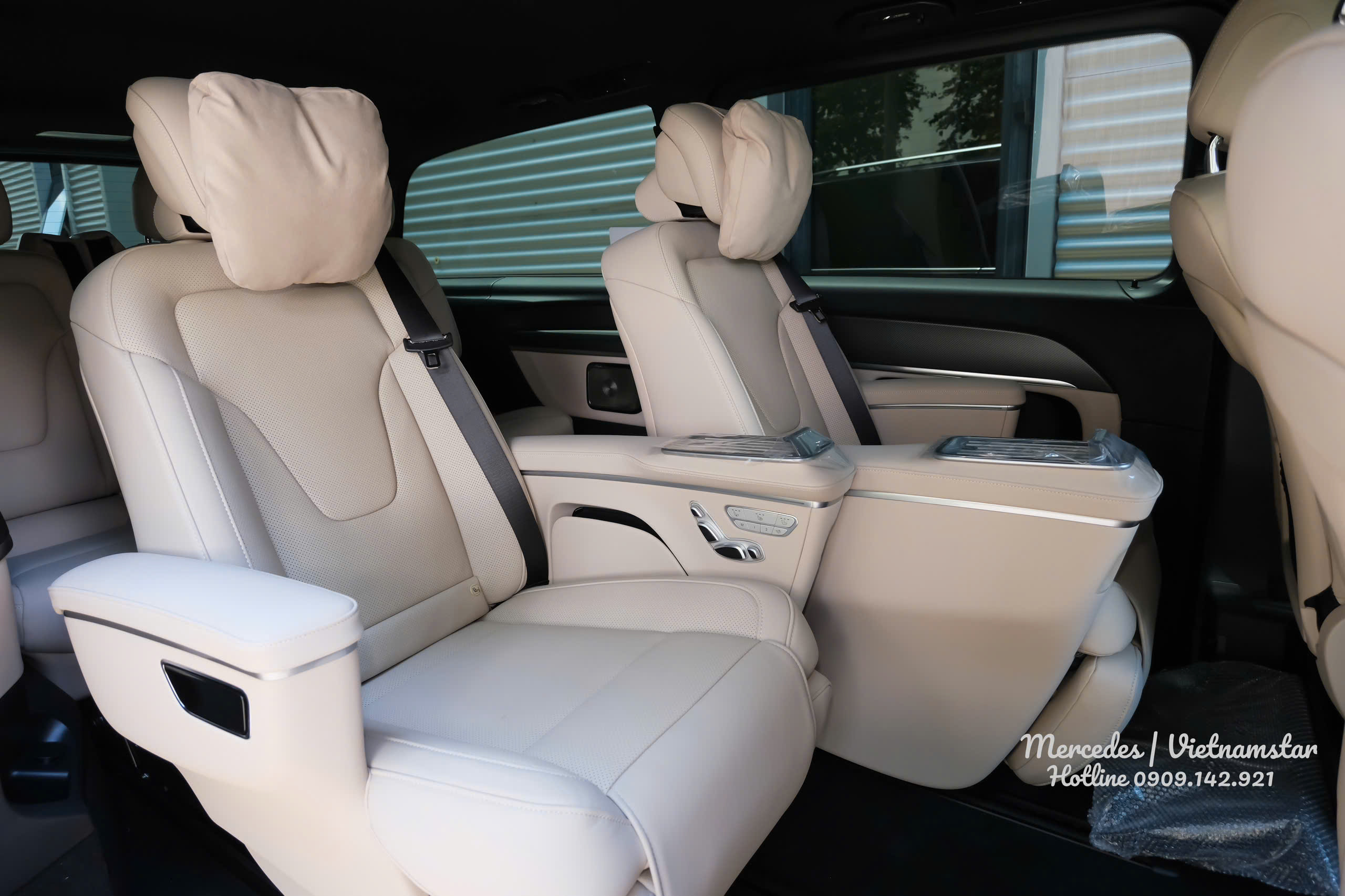 Khoang VIP trên V300 AMG có đầy đủ chức năng massage, ngax lưng, đệm bắp chân
