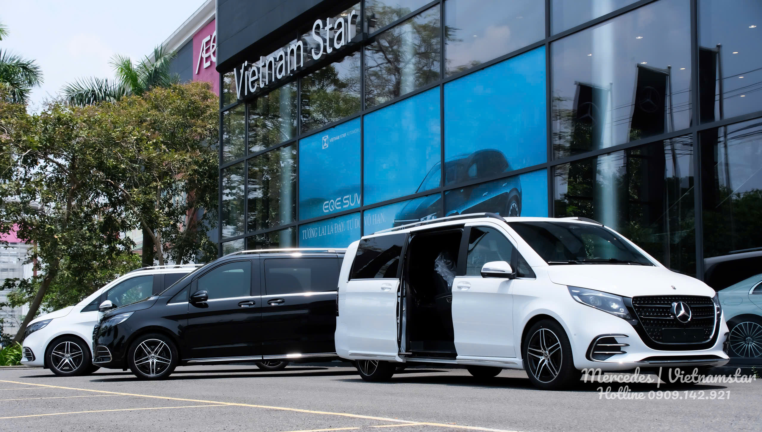Cận cảnh dàn V300 AMG tại showroom Mercedes lớn nhất Việt Nam