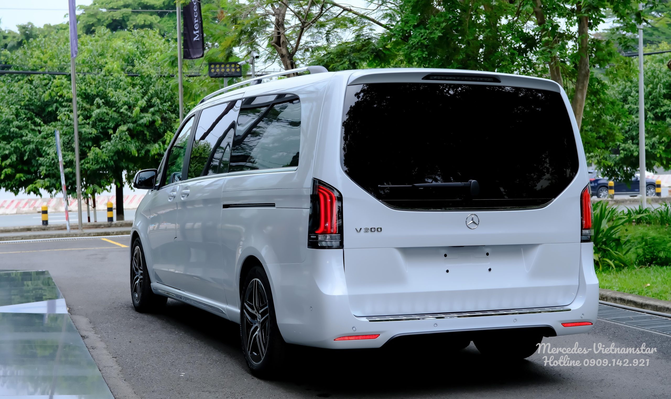Góc nhìn 3/4 từ phía sau xe MPV hạng sang Mercedes V300 AMG 2026 trắng