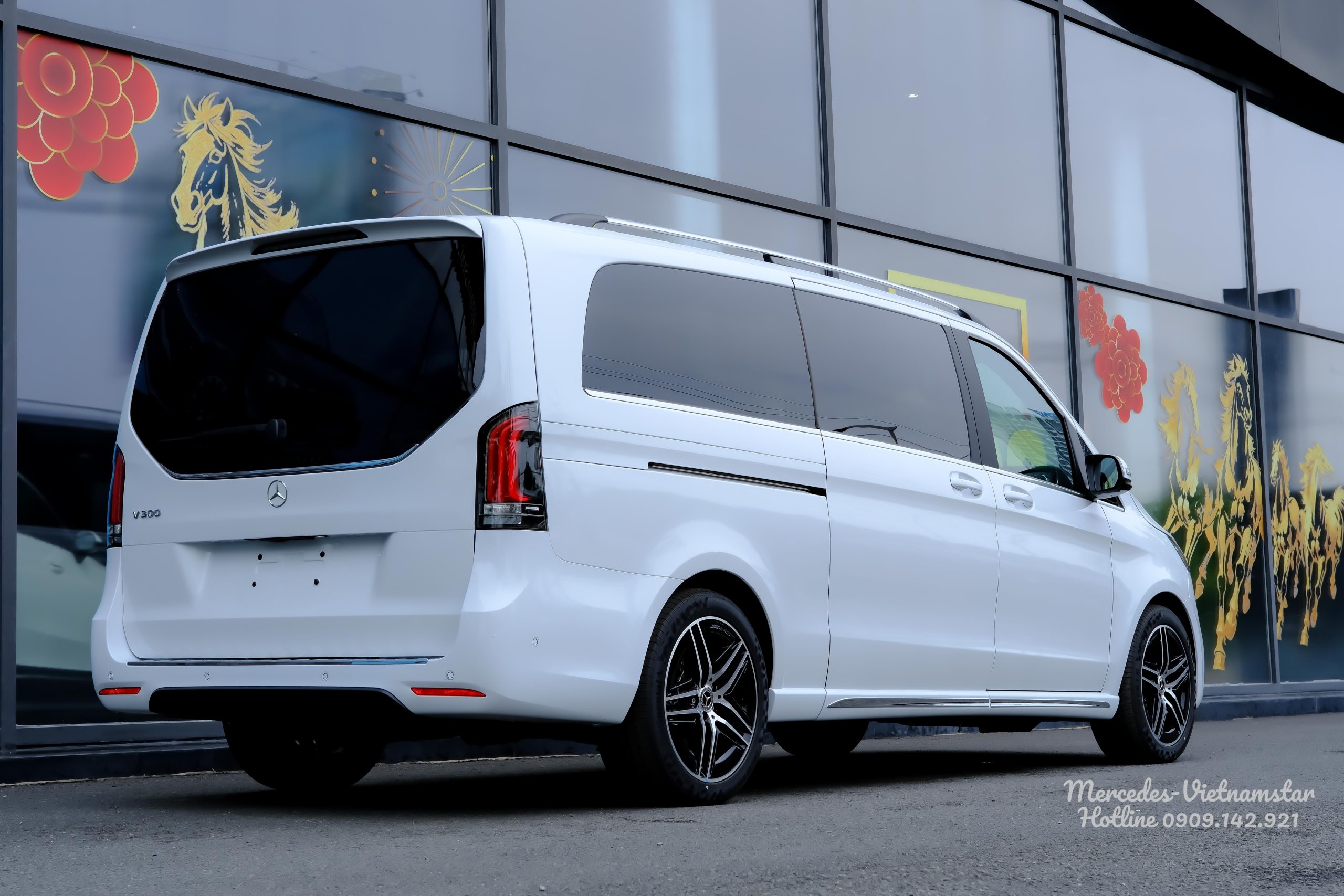 Thiết kế đuôi xe vuông vức, đẳng cấp của Mercedes-Benz V300 AMG 2026 trắng