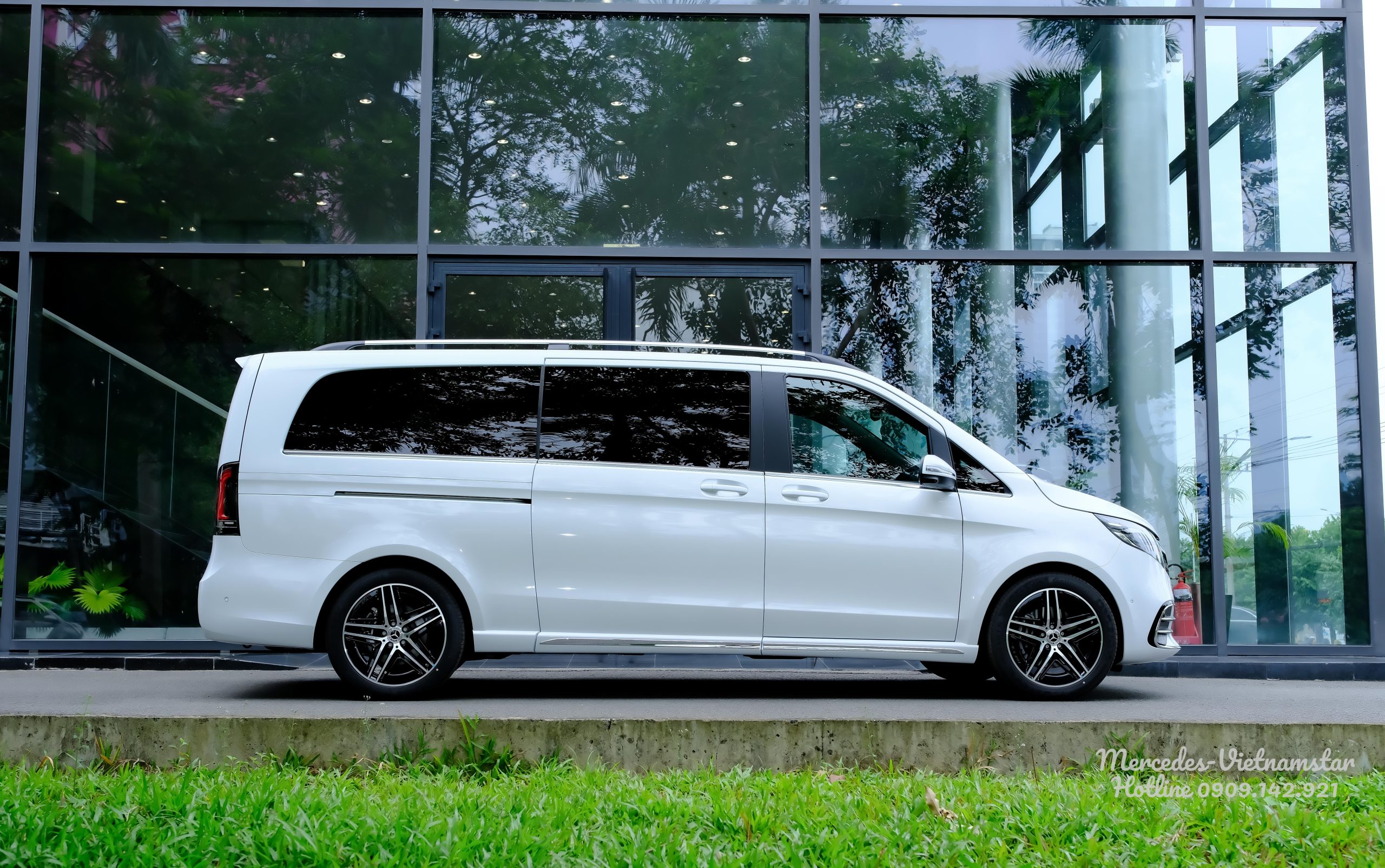 Chiều dài tổng thể và thân xe Mercedes-Benz V300 AMG 2026 màu trắng