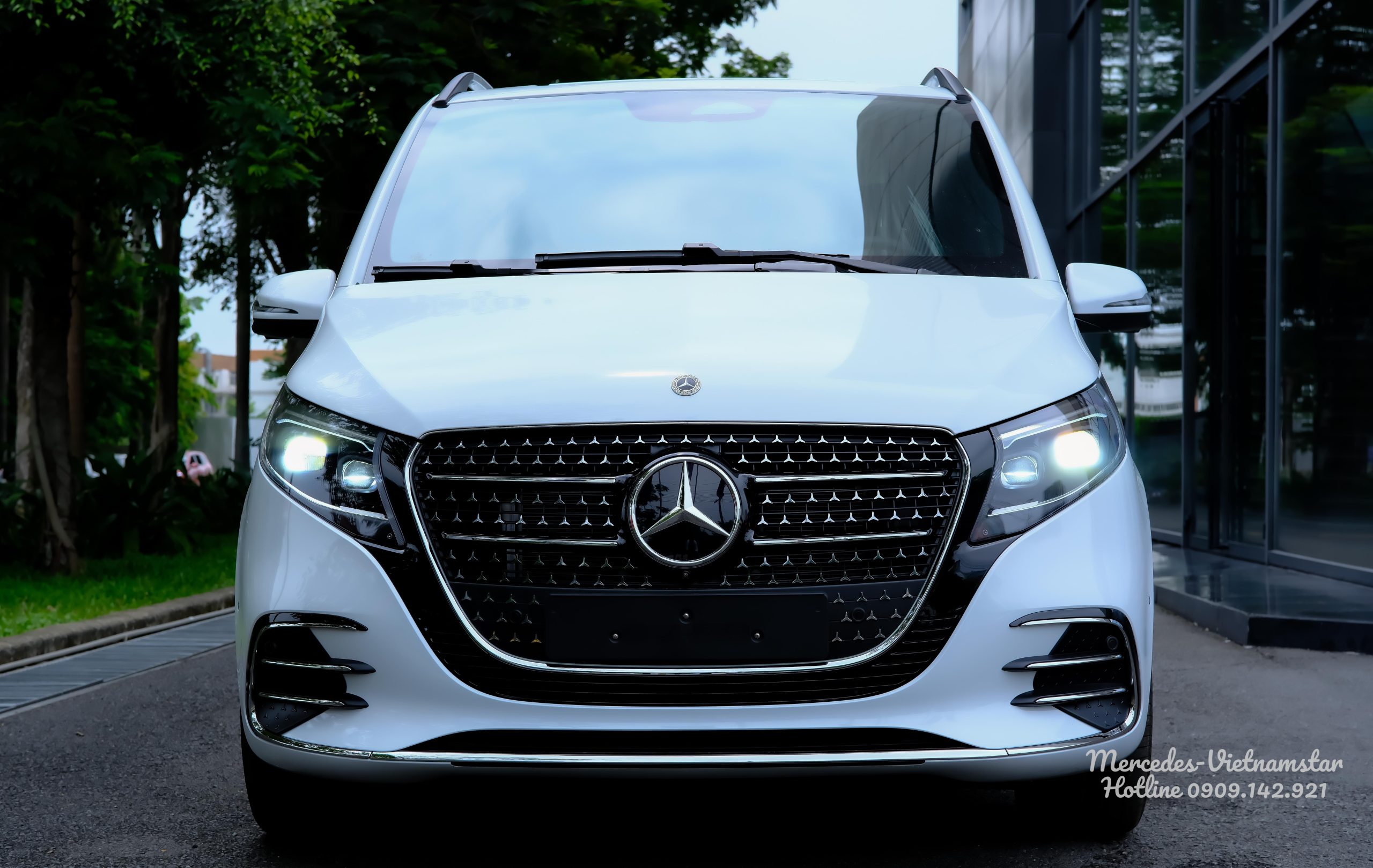 Thiết kế ngoại thất góc 3/4 xe MPV hạng sang Mercedes V300 AMG 2026 màu trắng